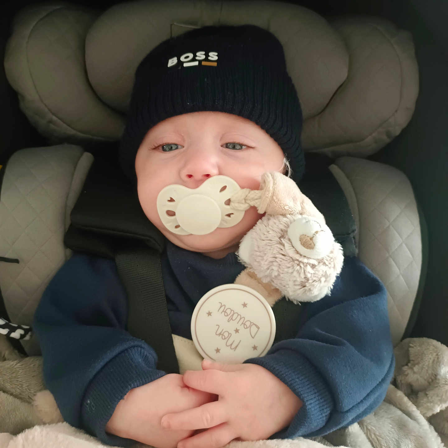 Haïven a rejoint le concours — aidez-le/la à gagner de superbes lots ! baby, baseballcap, beanie, blanket, bodypart, bonnet, cap, clothing, face, finger, glove, hand, hat, head, newborn, person, photography, portrait, transportation, vehicle