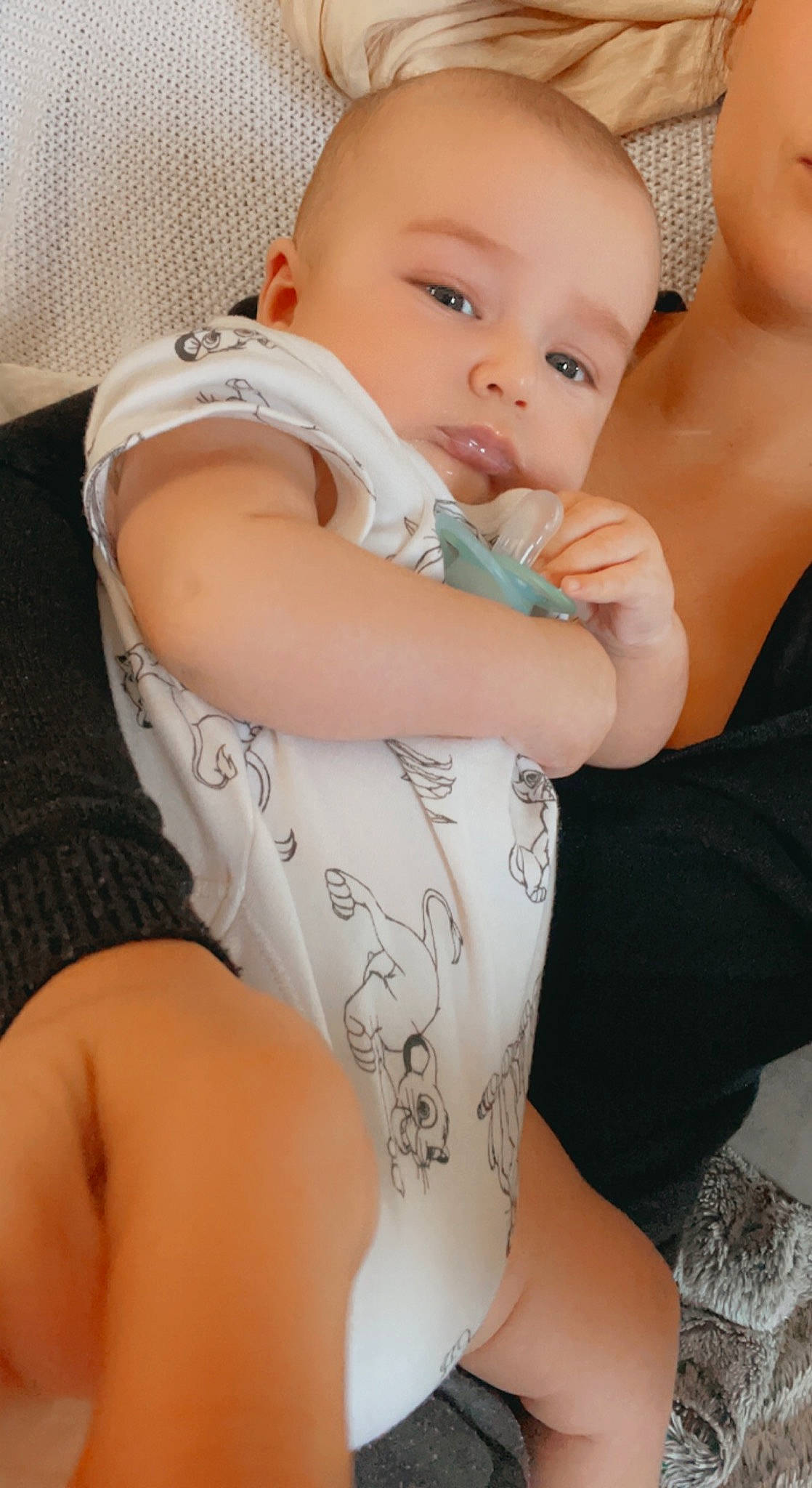 Fabio participe au concours pour gagner de l'argent avec cette photo : arm, baby, baby_toddler_clothing, cheek, comfort, face, finger, gesture, happy, joint, lip, muscle, neck, organ, person, shoulder, skin, sleeve, stomach, thigh