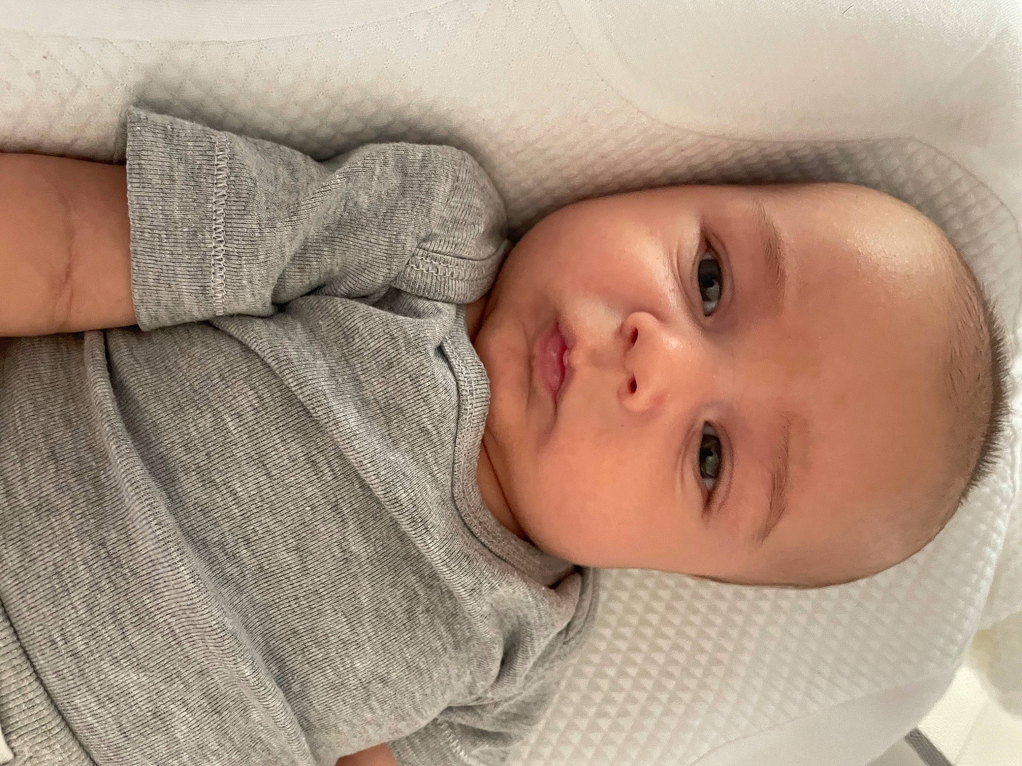 Fabio participe au concours pour gagner de l'argent avec cette photo : baby, baby_toddler_clothing, cheek, child, comfort, eyelash, gesture, hand, human_body, iris, linens, lip, mouth, nose, pattern, person, skin, sleeve, textile, toddler