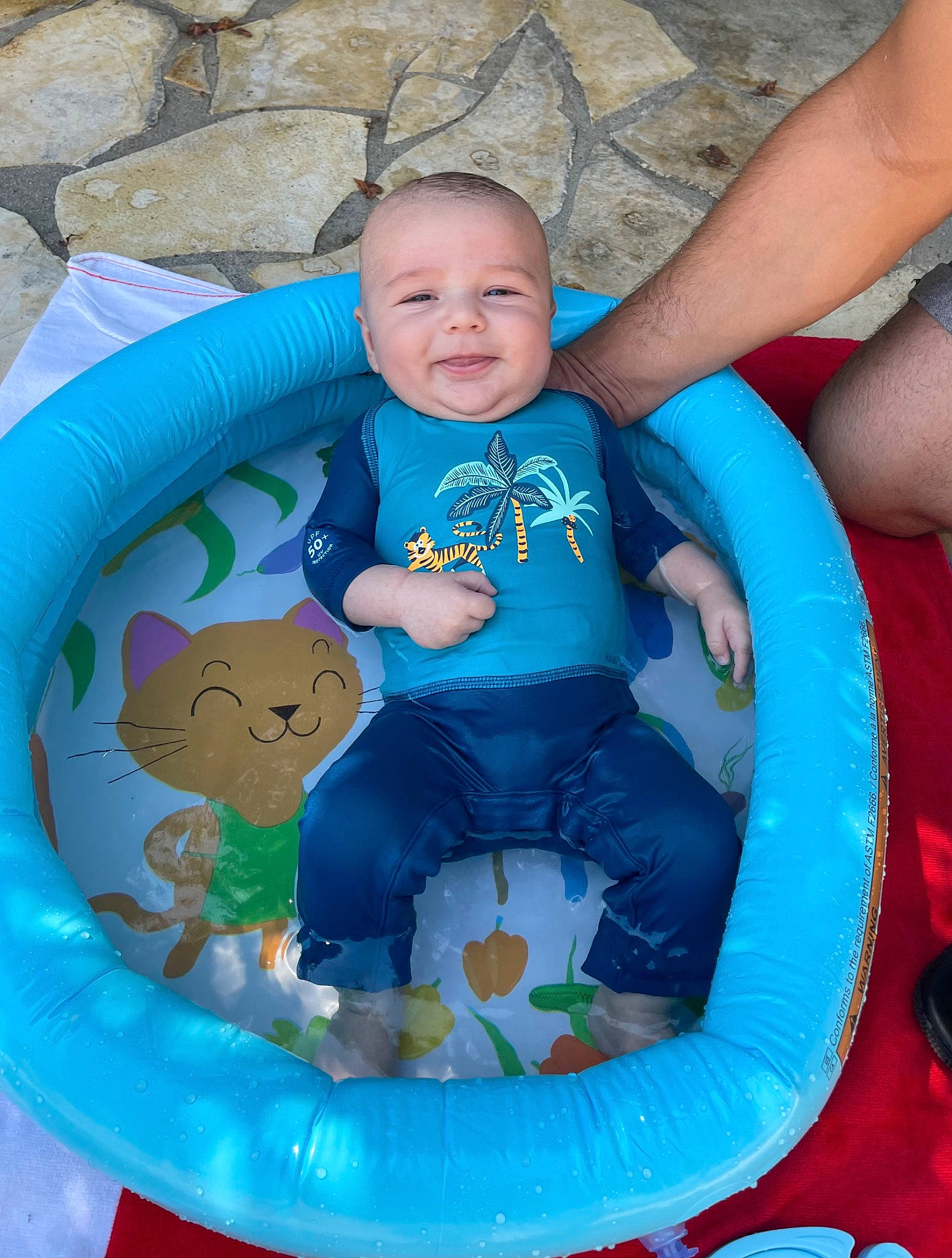 Fabio a rejoint le concours — aidez-le/la à gagner de superbes lots ! aqua, baby, baby_products, baby_toddler_clothing, blue, chair, child, circle, comfort, electric_blue, eye, fun, happy, leisure, organ, person, pink, product, recreation, smile