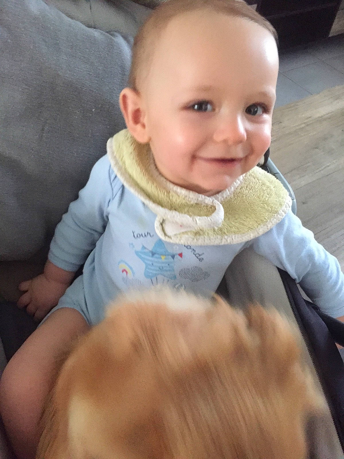 Malonn a rejoint le concours — aidez-le/la à gagner de superbes lots ! baby, baby_products, baby_toddler_clothing, bib, car_seat, cheek, child, comfort, eye, iris, joy, person, skin, smile, sock, toddler