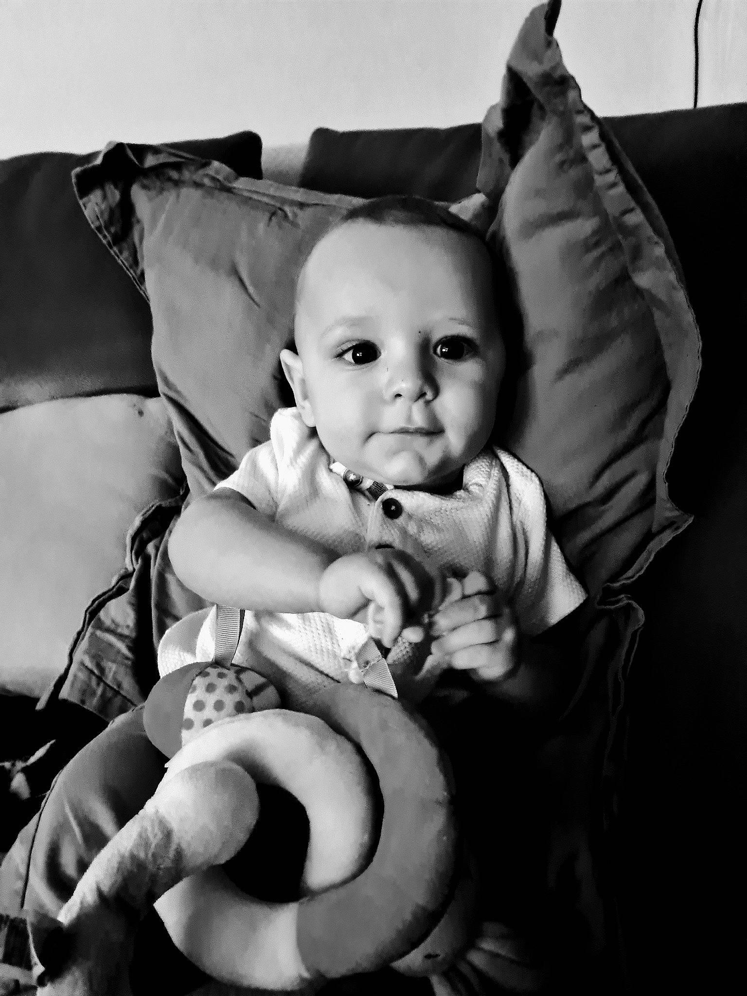 Malonn a rejoint le concours — aidez-le/la à gagner de superbes lots ! arm, baby, black, black_and_white, cheek, comfort, eye, facial_expression, flash_photography, fun, gesture, hand, happy, iris, lap, monochrome, monochrome_photography, person, skin, style