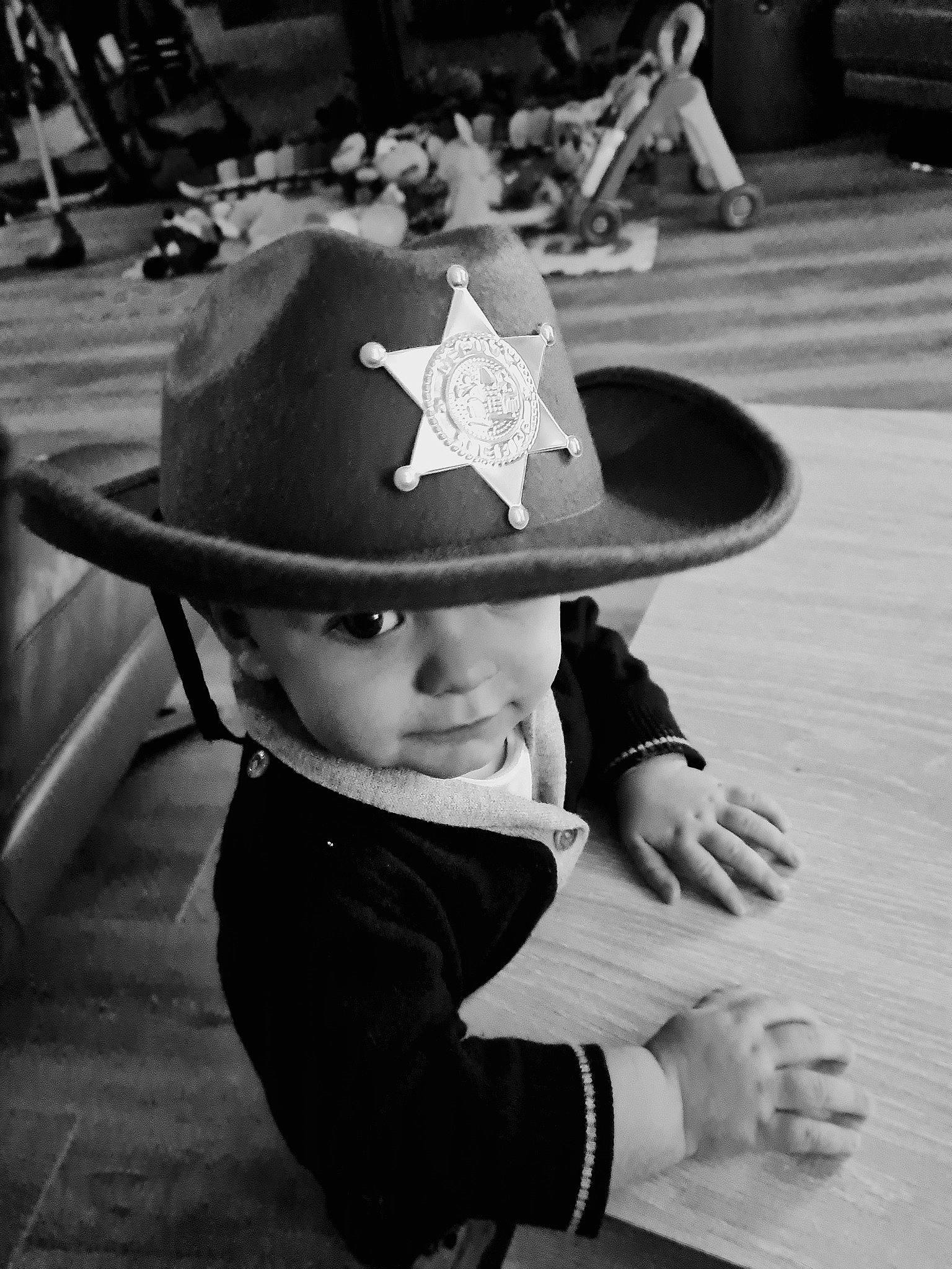 Malonn participe au concours pour gagner de l'argent avec cette photo : black, black_and_white, cool, costume_hat, fedora, flash_photography, fun, hairstyle, happy, hat, headwear, monochrome, monochrome_photography, person, photograph, public_space, smile, snapshot, style, sun_hat