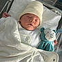 Maylone a rejoint le concours — aidez-le/la à gagner de superbes lots ! baby, bassinet, blanket, child, clothing, cozy, cute, hat, hospital, indoors, infant, monkey, newborn, peaceful, portrait, rest, sleeping, soft, stuffed_toy, white