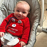 Maylone a rejoint le concours — aidez-le/la à gagner de superbes lots ! baby, baby_accessories, baby_rocker, baby_toys, bright, child, childrens_fashion, comfort, cozy, cute, face, happy, indoors, infant, padded_seat, person, portrait, red_clothing, seated, smile