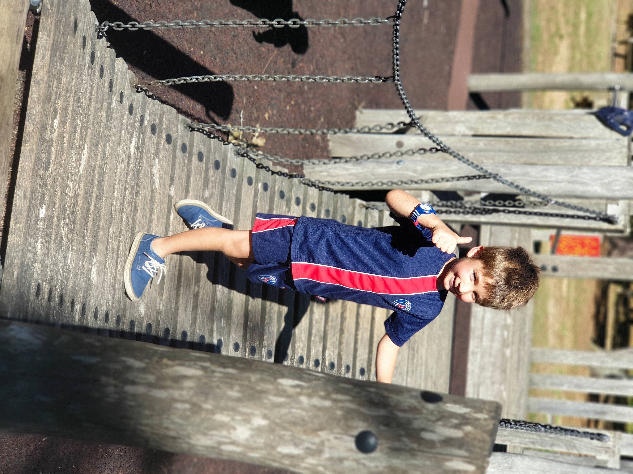 Lucas participe au concours pour gagner de l'argent avec cette photo : athletic_shoe, elbow, joy, outdoor_shoe, person, sneakers, street_fashion, walking_shoe