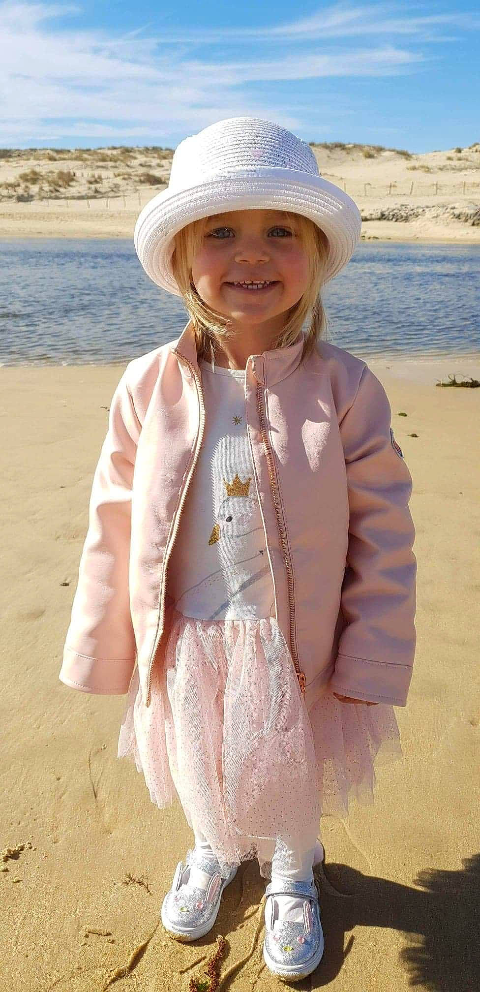 Maëly a rejoint le concours — aidez-le/la à gagner de superbes lots ! baby_toddler_clothing, beach, child_model, coast, coastal_and_oceanic_landforms, costume_accessory, fedora, happy, hat, headgear, headwear, joy, people_on_beach, person, sand, shore, skin, sleeve, summer, sun_hat