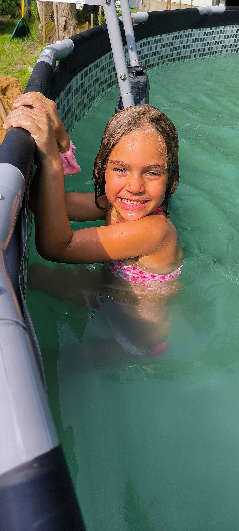 Maëly participe au concours pour gagner de l'argent avec cette photo : bathing, child, chute, face, fun, games, happy, joy, leisure, leisure_centre, person, play, recreation, skin, smile, swimming_pool, swimwear, thigh, toddler, vacation