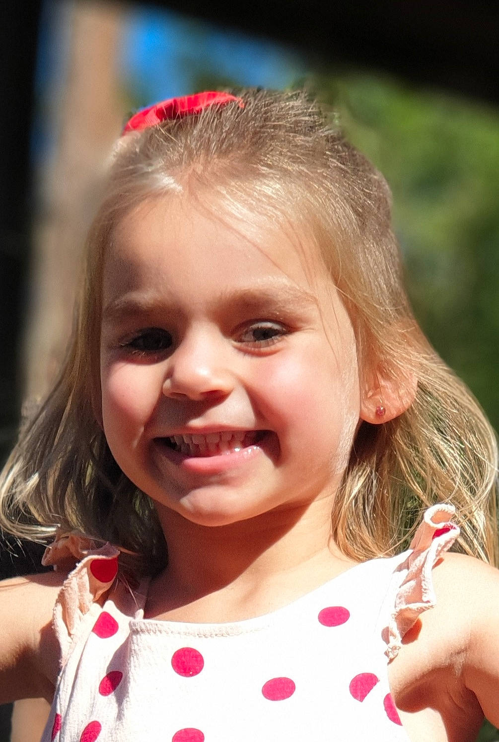 Maëly participe au concours pour gagner de l'argent avec cette photo : baby, baby_toddler_clothing, blond, bracelet, brown_hair, child, day_dress, eyelash, hair_accessory, hairstyle, joy, lip, mouth, nail, person, pink, polka_dot, skin, toddler, tongue