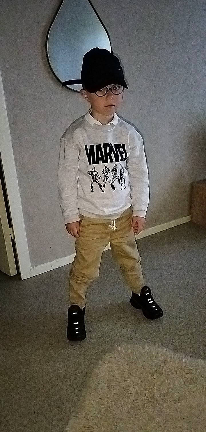 Loys participe au concours pour gagner de l'argent avec cette photo : baseball_cap, camouflage, cap, child, denim, eyewear, fashion_design, font, fur, grey, hat, headwear, military_camouflage, pattern, person, personal_protective_equipment, sleeve, sportswear, t_shirt, top