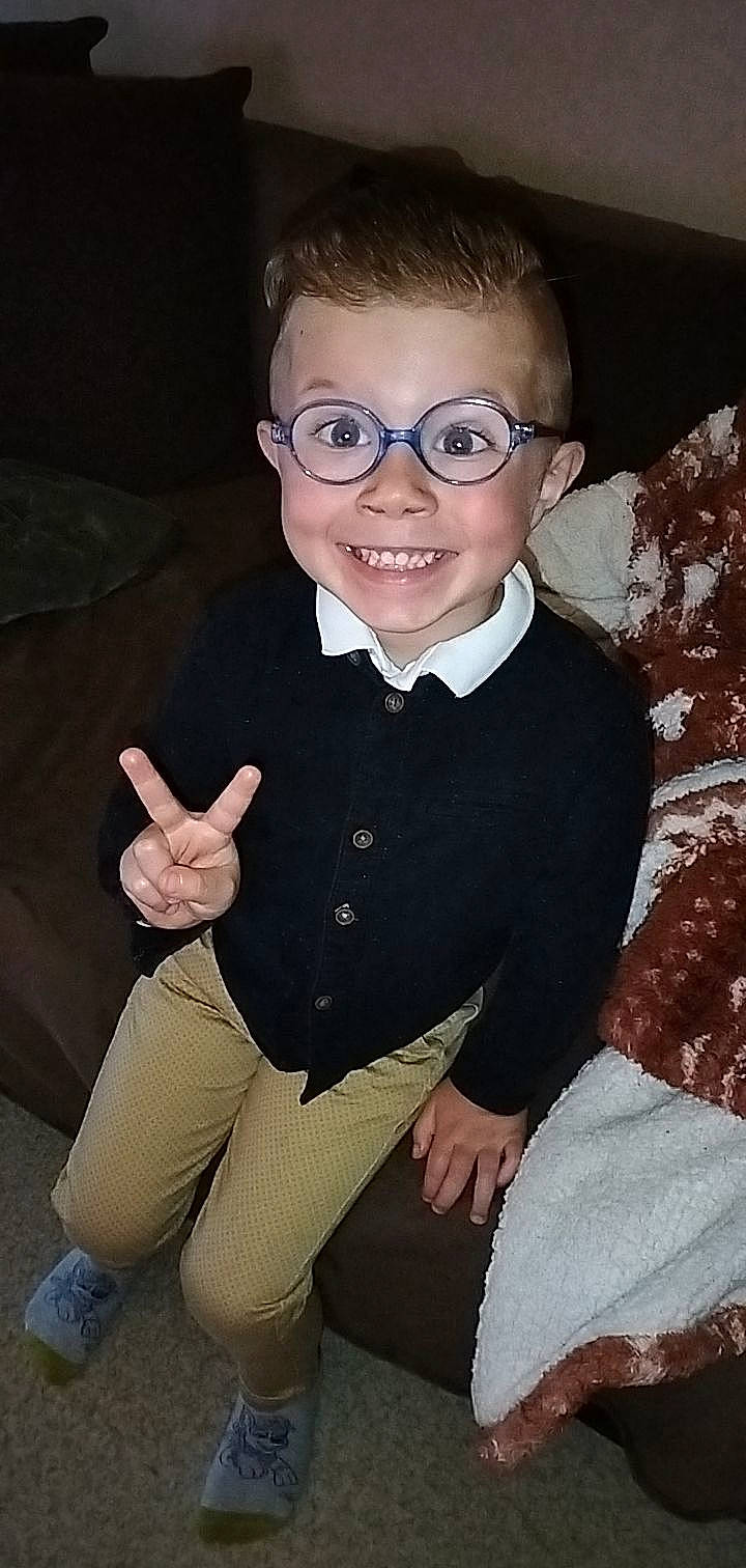 Loys participe au concours pour gagner de l'argent avec cette photo : blazer, cheek, collar, dress_shirt, eyewear, flash_photography, formal_wear, gesture, goggles, hand, happy, head, joy, outerwear, person, sitting, sleeve, smile, sunglasses, thumb