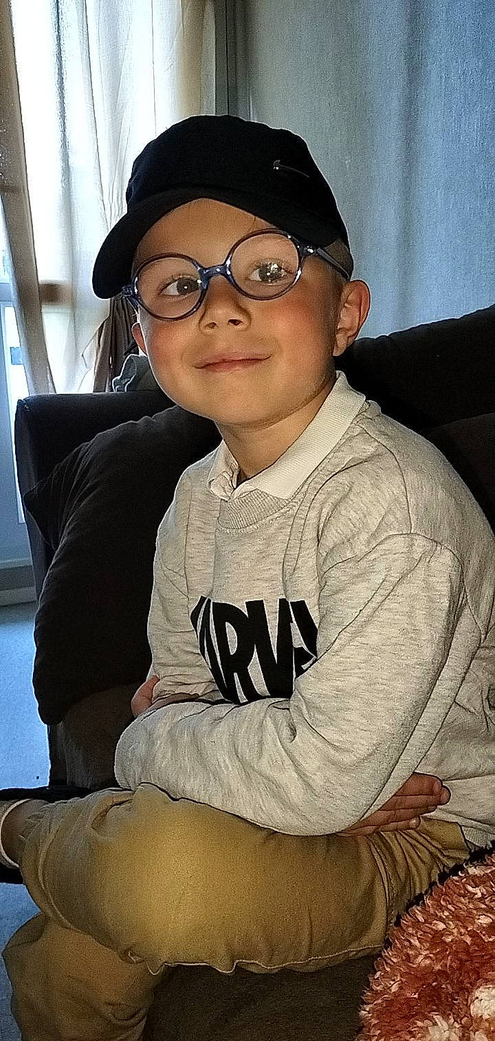 Loys participe au concours pour gagner de l'argent avec cette photo : baseball_cap, black_hair, cap, cheek, child, comfort, cool, eyebrow, eyewear, facial_expression, forehead, fun, glasses, hairstyle, headwear, joy, organ, person, sitting, sleeve