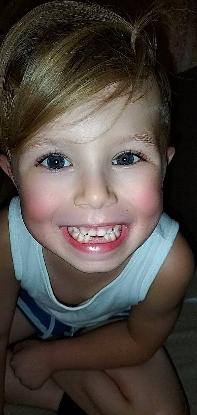 Loys a rejoint le concours — aidez-le/la à gagner de superbes lots ! cheek, chin, cool, ear, eyebrow, eyelash, facial_expression, flash_photography, forehead, happy, human_body, iris, jaw, joy, lip, mouth, nose, person, skin, smile