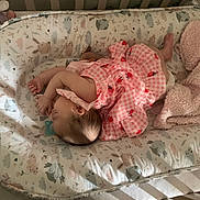 Charlotte a rejoint le concours — aidez-le/la à gagner de superbes lots ! baby, sleeping, crib, bedding, blanket, pink_dress, strawberry_pattern, infant, child, cute, cozy, bedroom, wooden_crib, animal_print, pacifier, soft_light, resting, peaceful, indoors, toddler