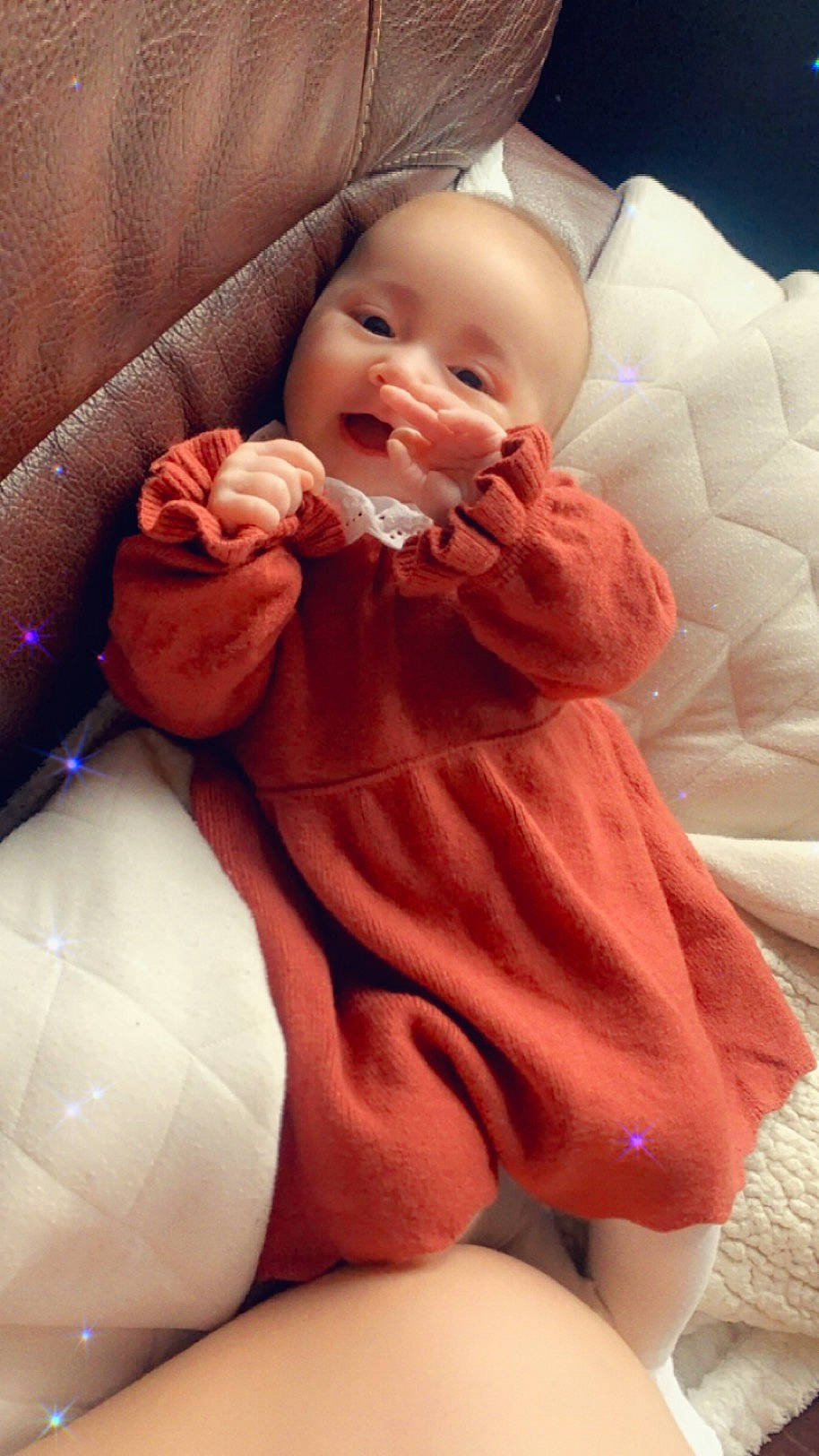 Juliette participe au concours pour gagner de l'argent avec cette photo : arm, baby, baby_toddler_clothing, cheek, chin, comfort, eye, facial_expression, hand, head, iris, leg, lip, mouth, neck, nose, person, pink, skin, sleeve