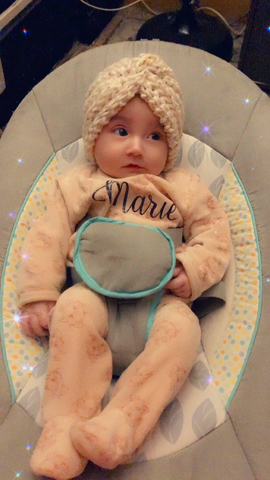 Juliette a rejoint le concours — aidez-le/la à gagner de superbes lots ! abdomen, baby, baby_products, baby_sleeping, baby_toddler_clothing, cheek, child, comfort, eye, foot, head, headwear, human_leg, knee, linens, person, skin, stomach, stuffed_toy, thigh