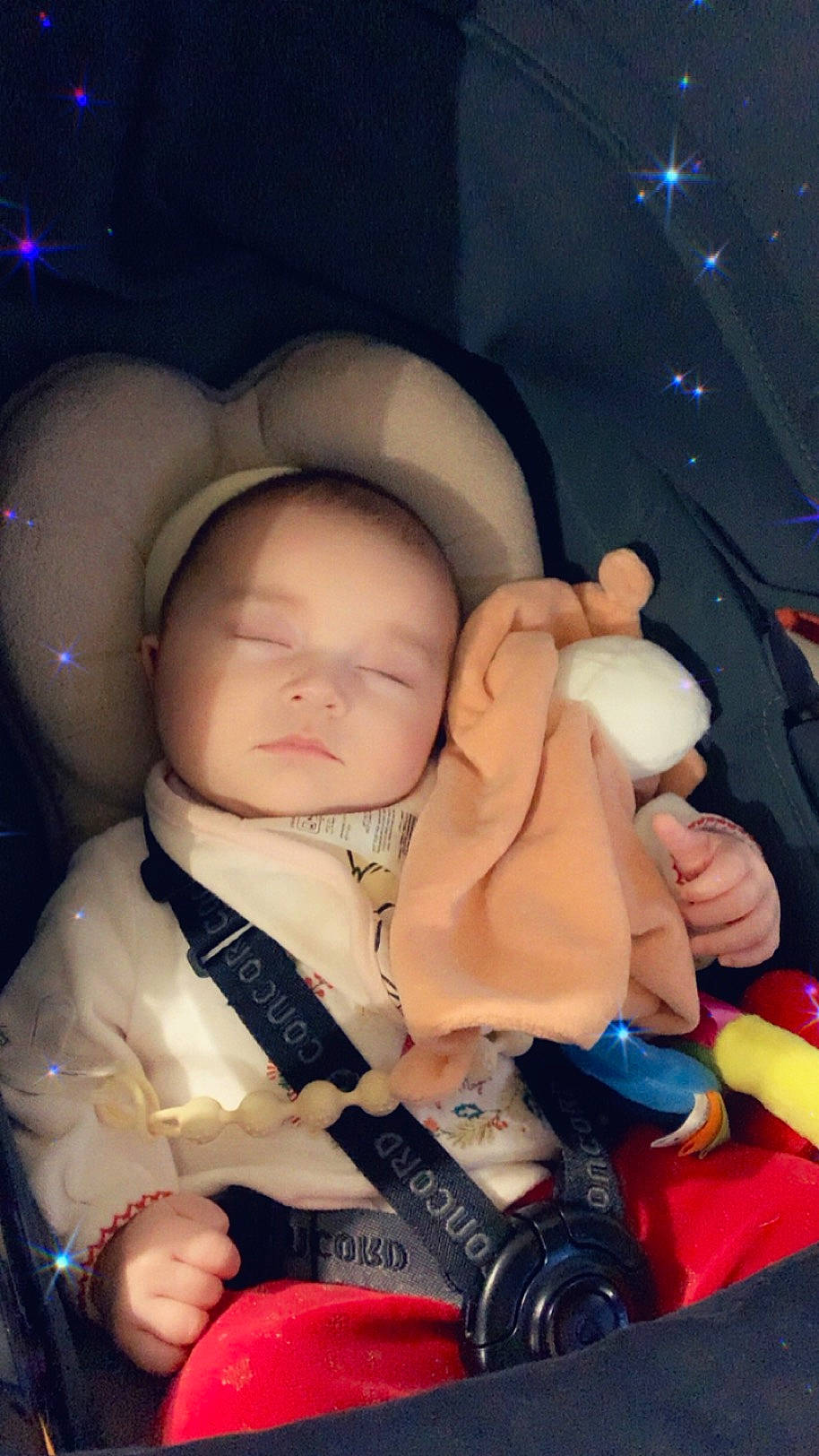 Juliette participe au concours pour gagner de l'argent avec cette photo : arm, auto_part, baby, baby_carriage, baby_products, car_seat, child, comfort, finger, fun, hand, mouth, nail, person, seat_belt, sitting, skin, steering_wheel, thumb, toddler