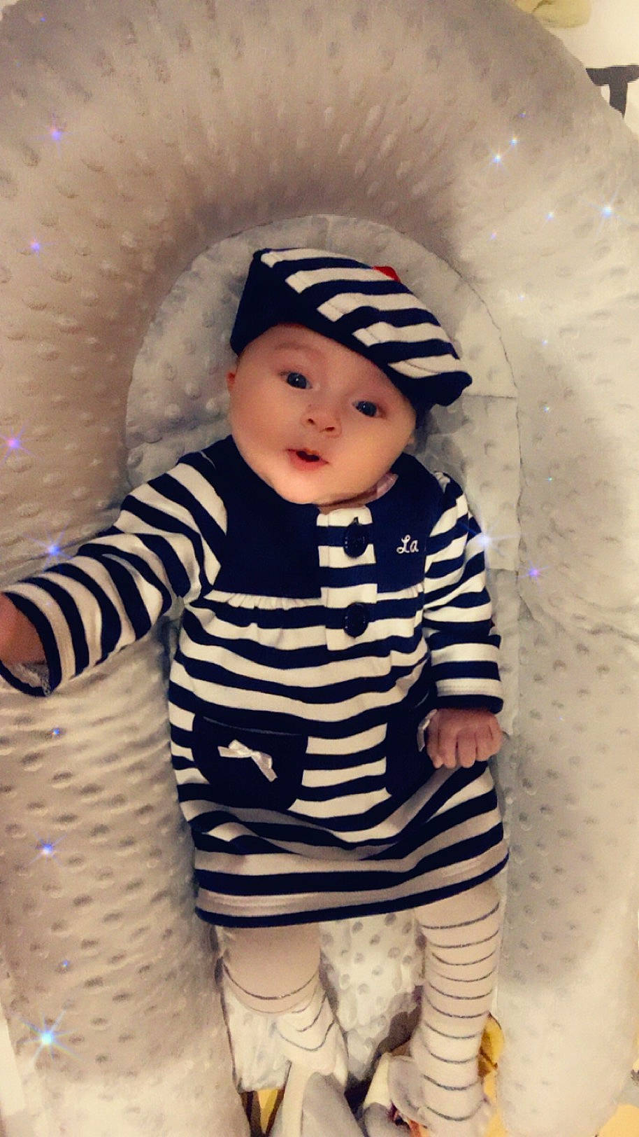 Juliette participe au concours pour gagner de l'argent avec cette photo : baby, baby_toddler_clothing, beanie, beauty, cap, cheek, child, costume_hat, eye, fashion_accessory, flash_photography, happy, headwear, outerwear, pattern, person, skin, sleeve, standing, t_shirt