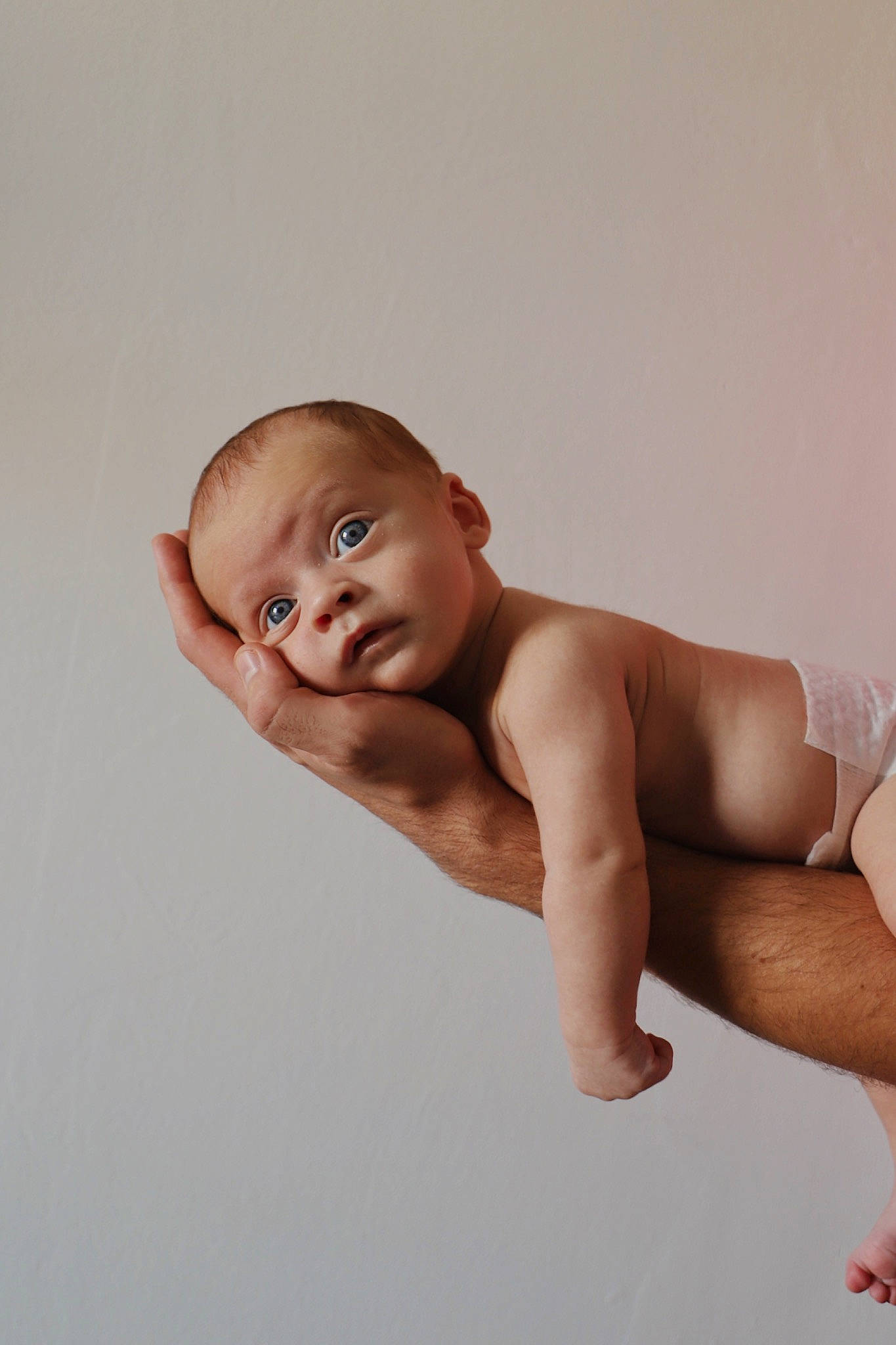 Milan participe au concours pour gagner de l'argent avec cette photo : abdomen, art, baby, balance, barechested, barefoot, chest, child, comfort, elbow, flesh, foot, human_leg, knee, neck, person, sitting, stomach, thigh, toddler