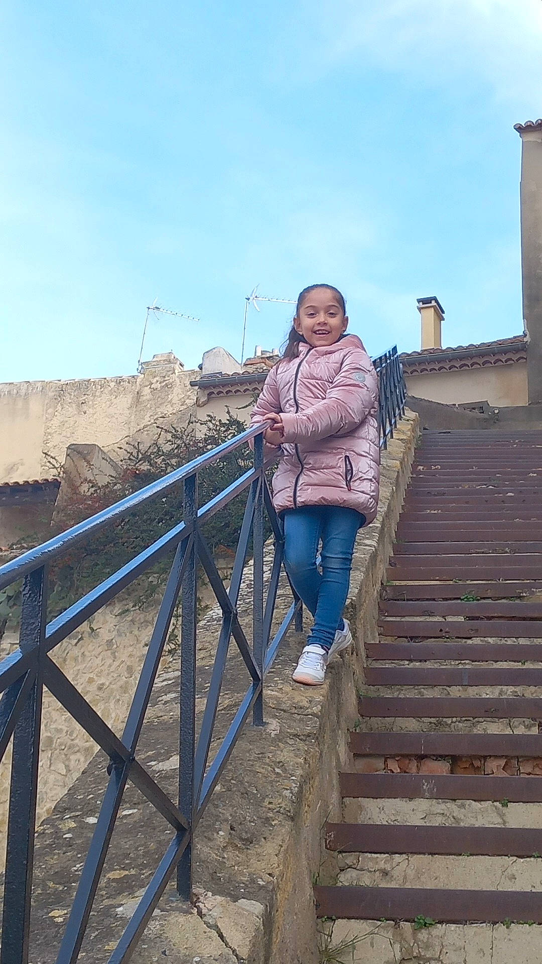Ornella participe au concours pour gagner de l'argent avec cette photo : boot, bridge, denim, electric_blue, fence, guard_rail, handrail, human_leg, jeans, joy, landscape, leisure, people_in_nature, person, sitting, sky, smile, soil, stairs, travel