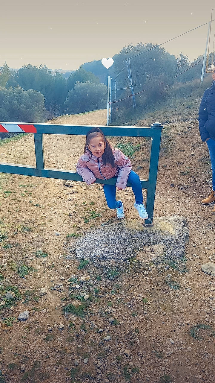 Ornella participe au concours pour gagner de l'argent avec cette photo : boot, city, fun, grass, grassland, happy, horizon, joy, landscape, leisure, nature, outdoor_play_equipment, people_in_nature, person, plant, recreation, sitting, sky, soil, toddler