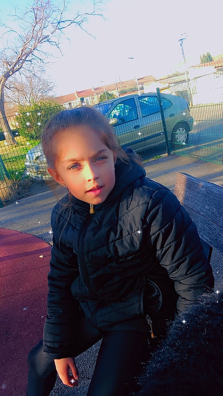 Ornella a rejoint le concours — aidez-le/la à gagner de superbes lots ! asphalt, car, city, cool, denim, electric_blue, flash_photography, fun, grass, happy, jacket, pattern, person, plant, road_surface, sitting, sky, tire, tree, wheel