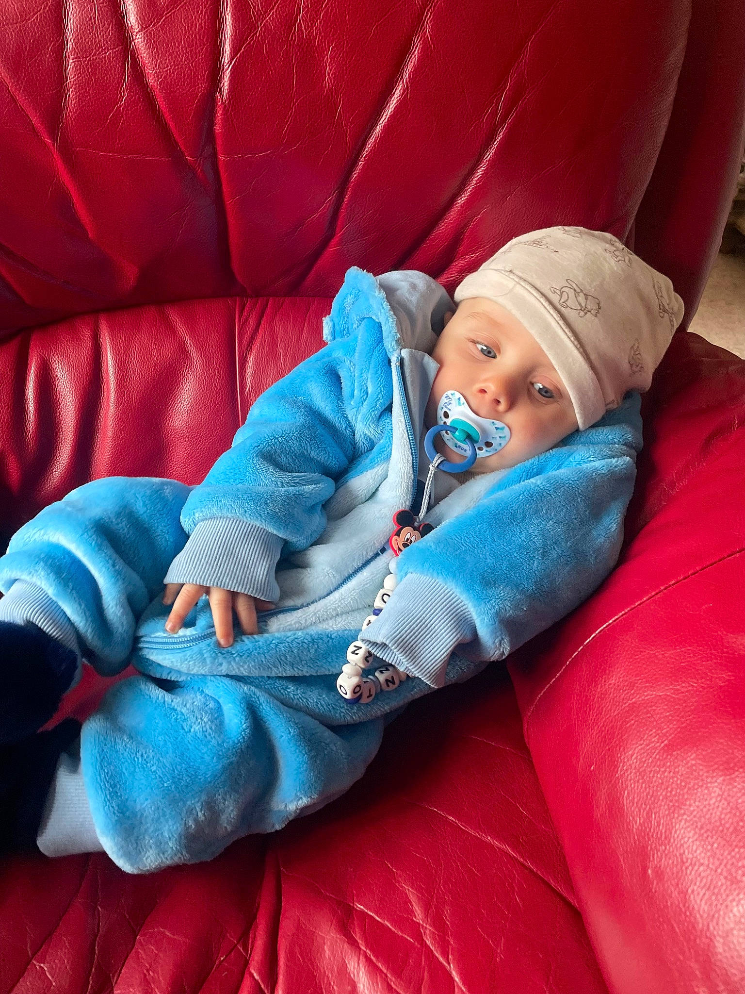 Antonio participe au concours pour gagner de l'argent avec cette photo : azure, baby, child, comfort, couch, electric_blue, fun, headwear, leisure, linens, magenta, person, purple, recreation, red, room, sitting, textile, toddler, tree
