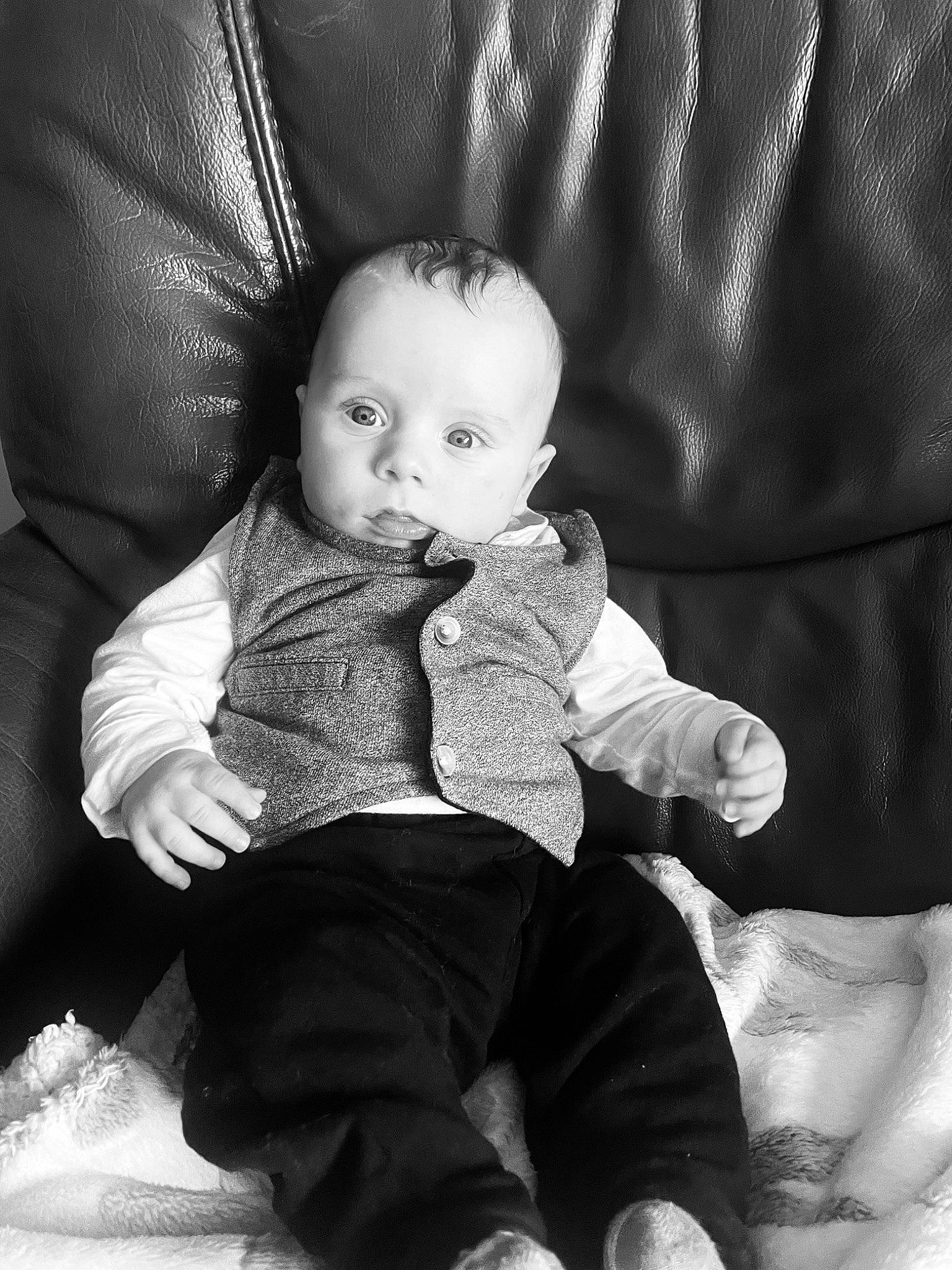 Antonio a rejoint le concours — aidez-le/la à gagner de superbes lots ! baby, baby_toddler_clothing, black, black_and_white, child, comfort, couch, eye, flash_photography, head, human, leg, monochrome, monochrome_photography, person, skin, sleeve, standing, style, textile