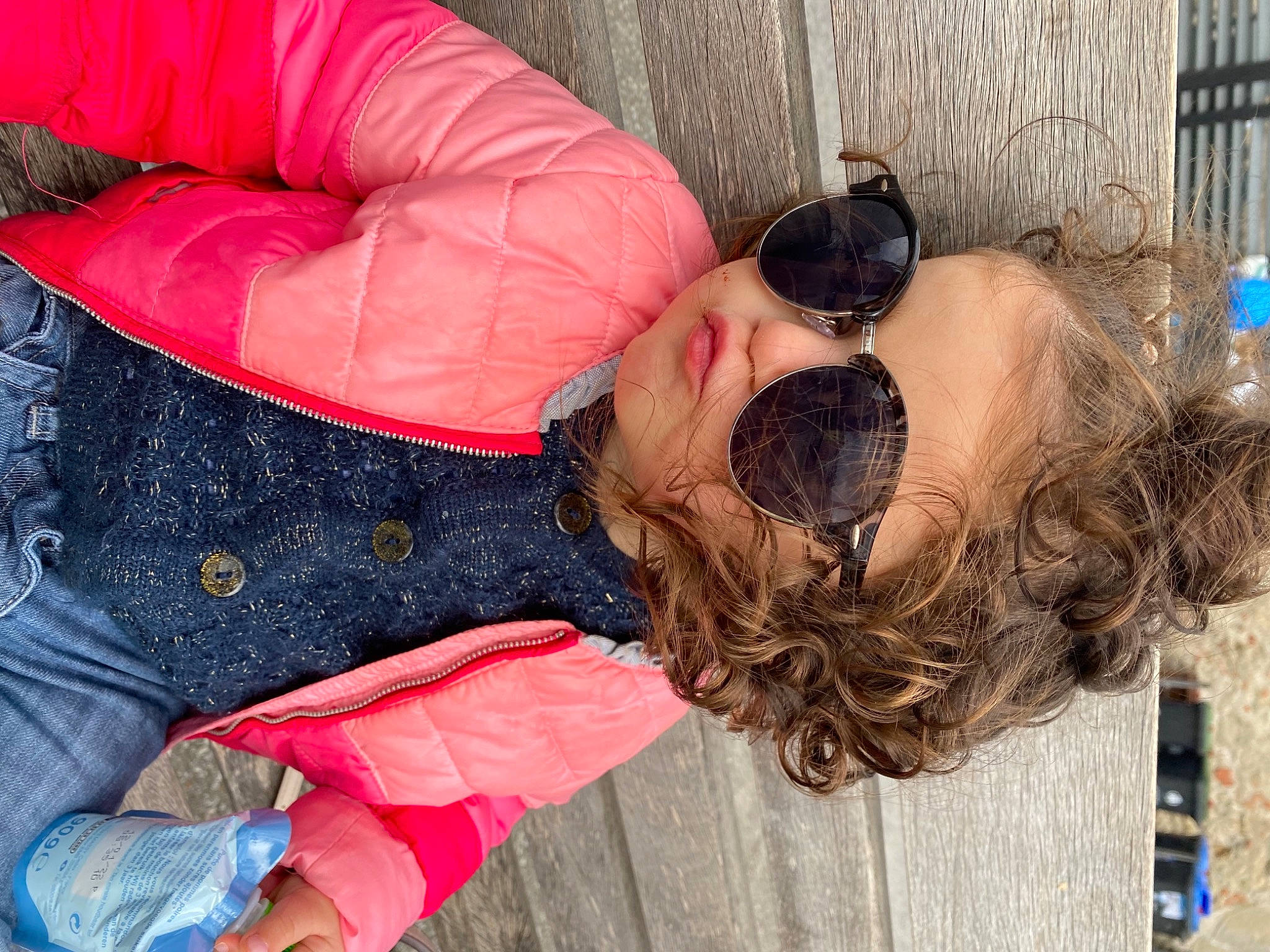 Vanessa participe au concours pour gagner de l'argent avec cette photo : child, comfort, event, eyewear, fashion, fun, goggles, grass, happy, interaction, joint, leisure, people_in_nature, person, recreation, red, sitting, sunglasses, textile, travel