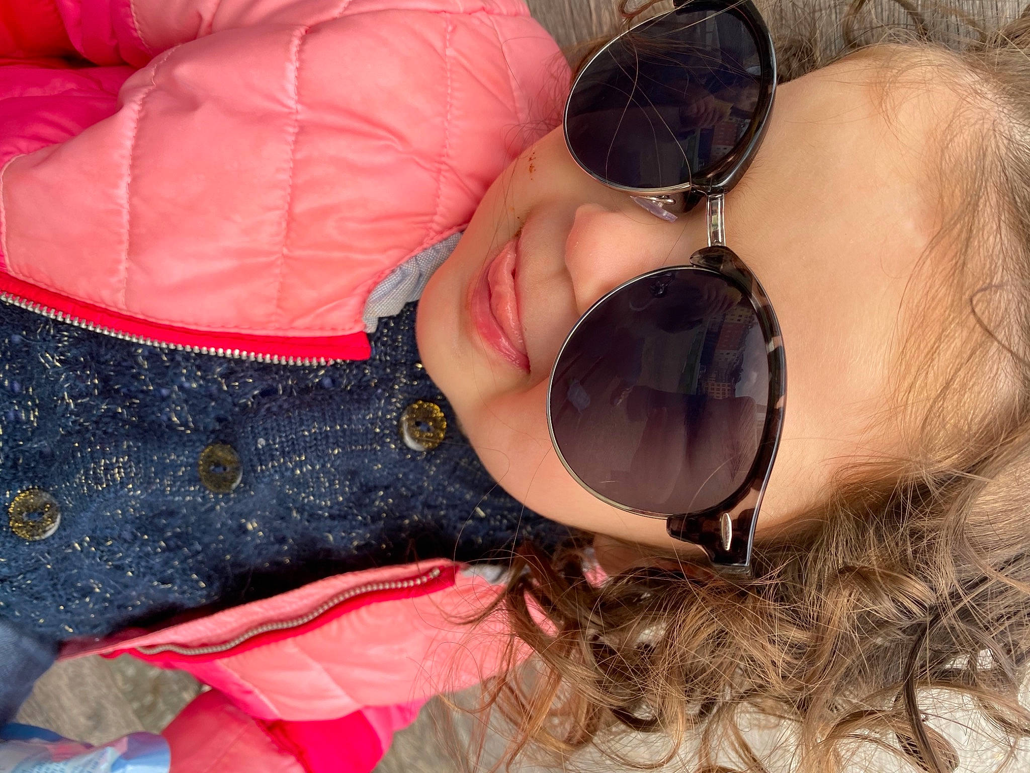 Vanessa participe au concours pour gagner de l'argent avec cette photo : black_hair, blond, brown_hair, eye_glass_accessory, eyewear, fashion_accessory, fun, fur, glasses, goggles, happy, headgear, human_leg, jewellery, lip, mammal, person, personal_protective_equipment, selfie, sunglasses