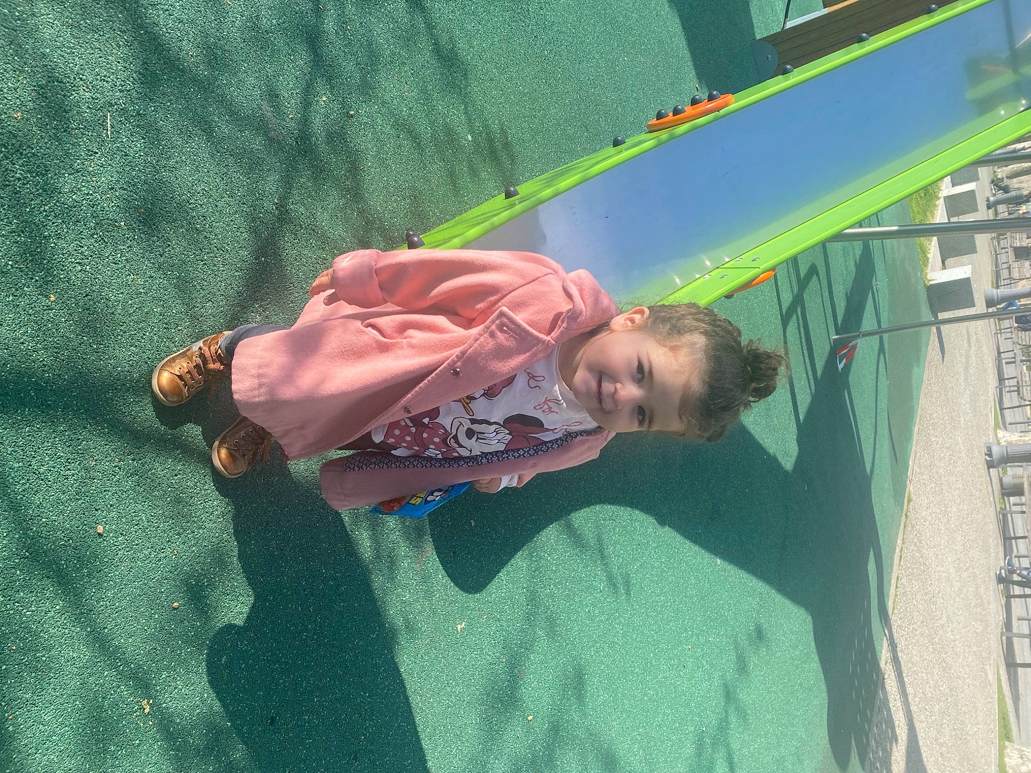 Vanessa a rejoint le concours — aidez-le/la à gagner de superbes lots ! child, flooring, fun, grass, leisure, outdoor_play_equipment, pattern, person, play, playground, recreation, shade, smile, tints_and_shades, toddler
