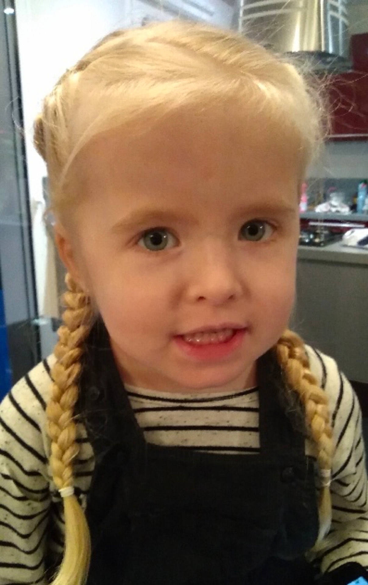 Méline participe au concours pour gagner de l'argent avec cette photo : blond, cheek, child, child_model, chin, ear, eyebrow, face, forehead, girl, hair, hair_coloring, hairstyle, head, human_hair_color, jaw, nose, person, product, skin