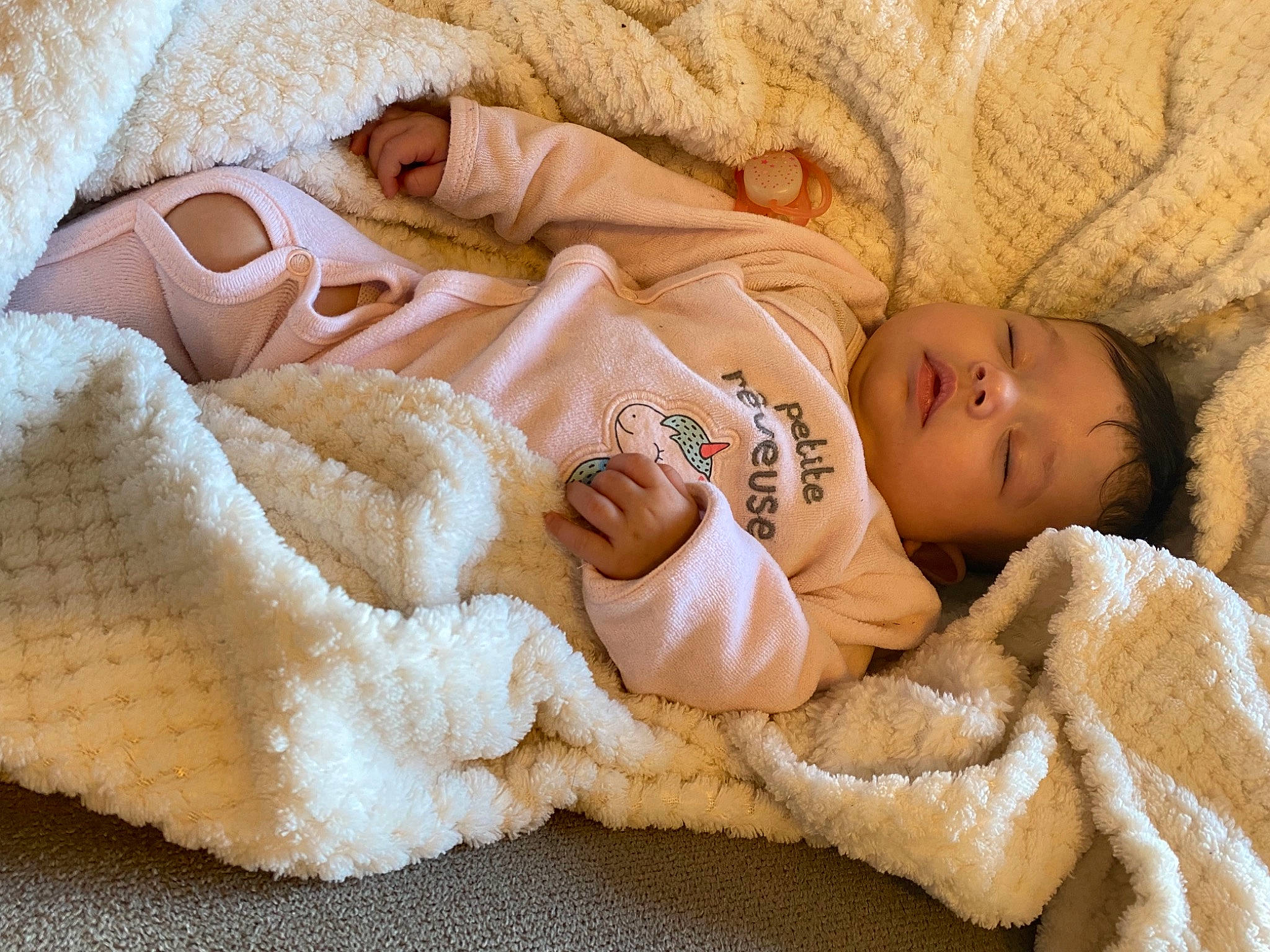 Alyah participe au concours pour gagner de l'argent avec cette photo : baby, baby_sleeping, baby_toddler_clothing, bedding, bedtime, beige, child, comfort, flooring, fur, linens, nap, pattern, peach, person, room, skin, sleep, textile, toddler