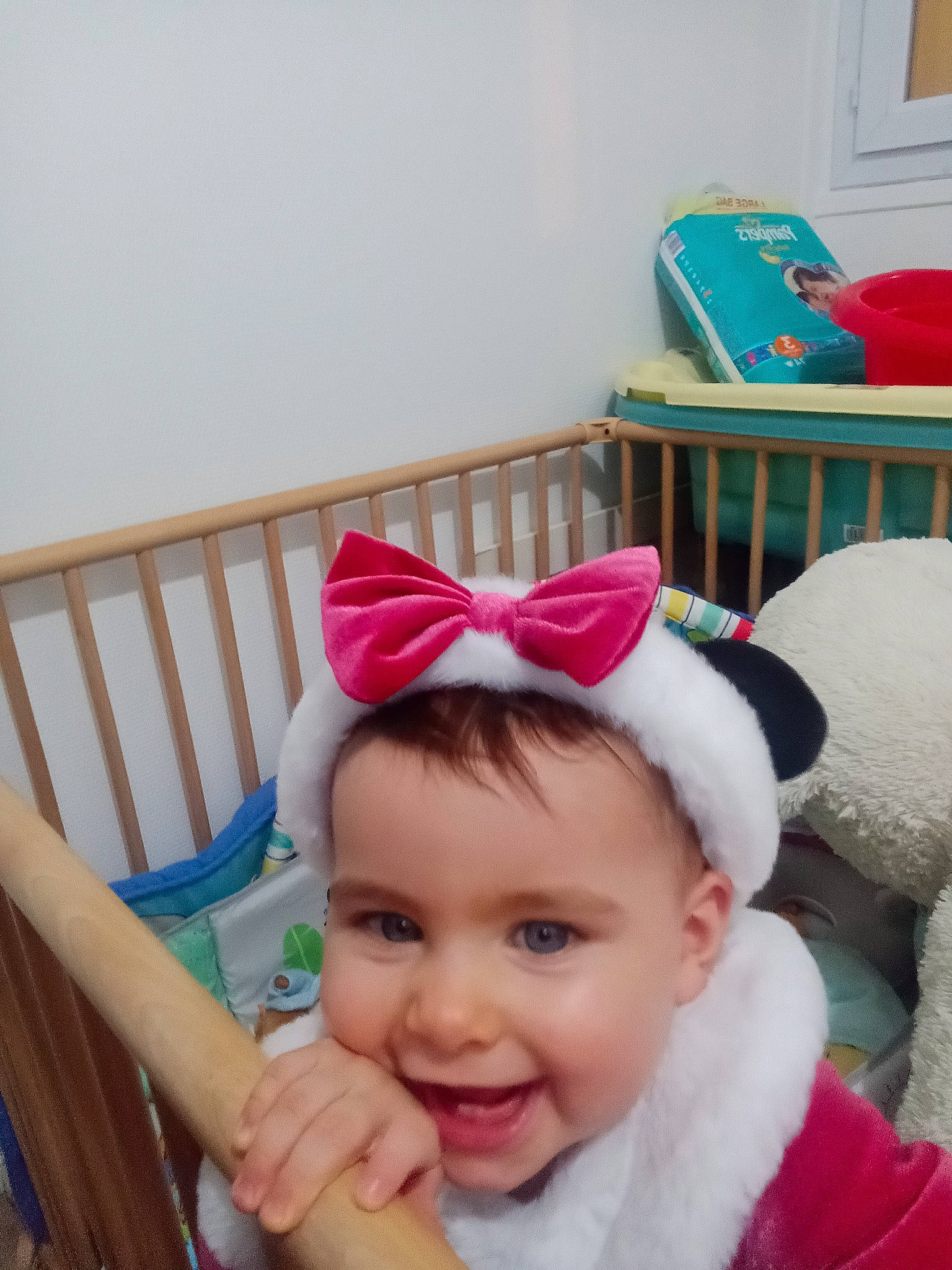 Mélina a rejoint le concours — aidez-le/la à gagner de superbes lots ! baby, baby_toddler_clothing, cap, chair, cheek, child, comfort, eyelash, fashion_accessory, fun, happy, head, joy, magenta, person, picture_frame, pink, product, room, smile