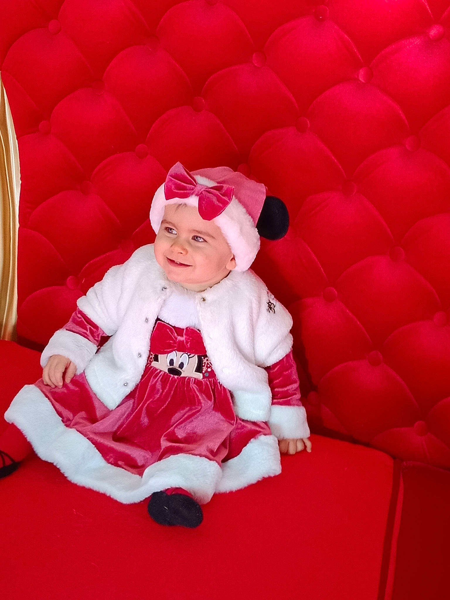 Mélina a rejoint le concours — aidez-le/la à gagner de superbes lots ! baby_toddler_clothing, cap, carmine, child, comfort, flooring, fun, grass, happy, hat, headwear, human_leg, joy, lap, magenta, pattern, person, petal, plant, recreation