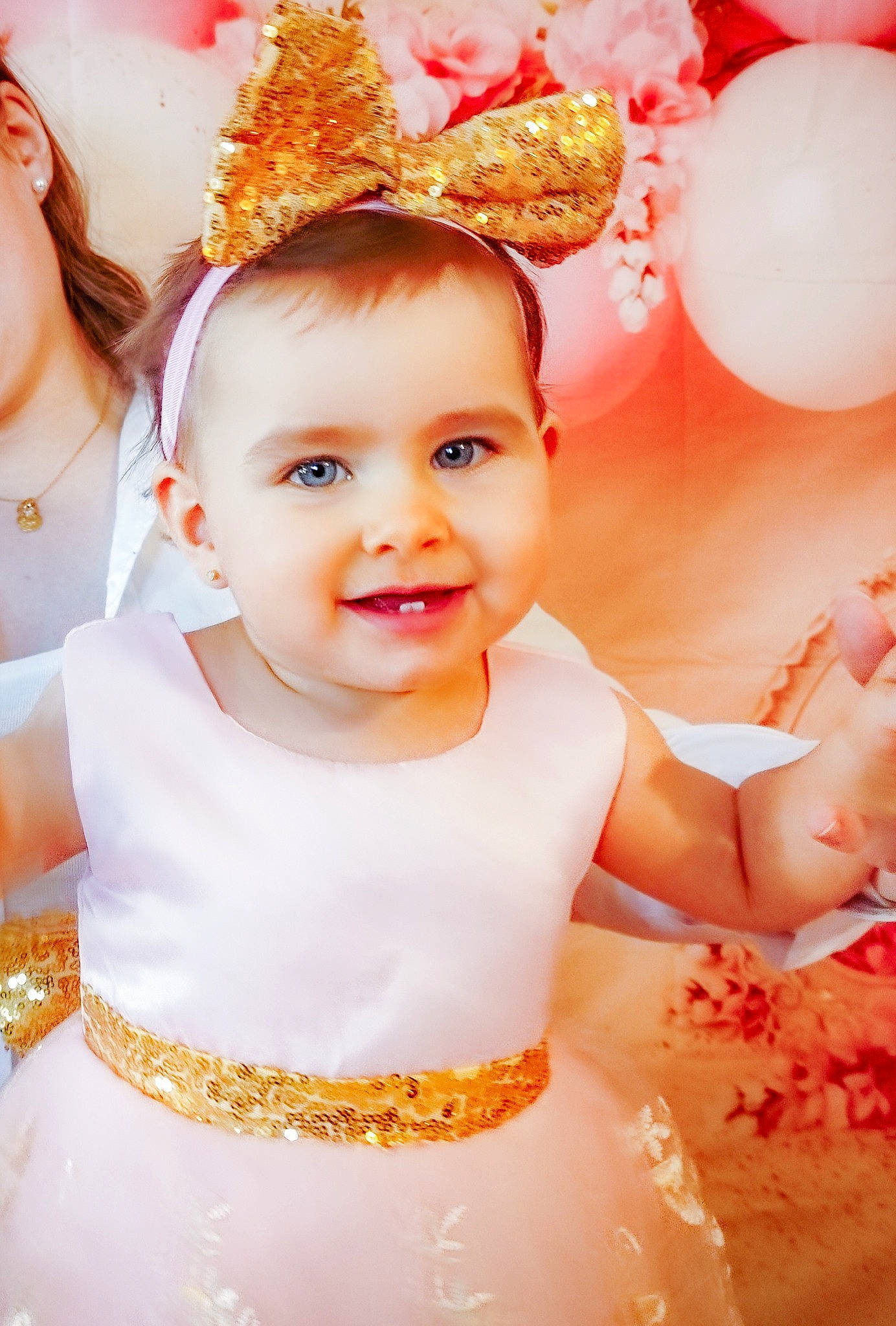 Mélina a rejoint le concours — aidez-le/la à gagner de superbes lots ! baby, baby_toddler_clothing, beauty, child, dress, event, facial_expression, fun, happy, hat, headgear, headpiece, joy, orange, person, pink, red, skin, smile, toddler