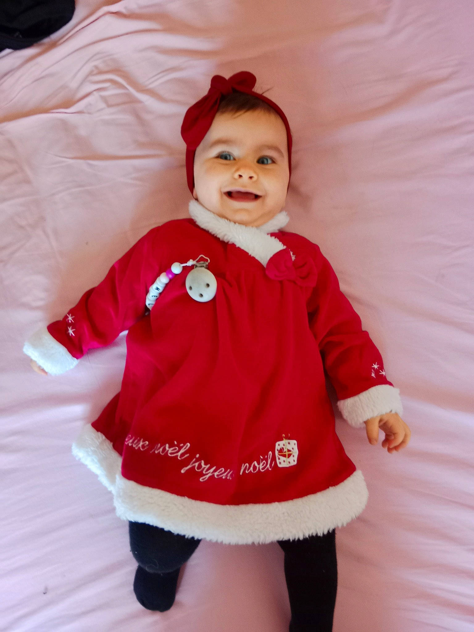 Mélina a rejoint le concours — aidez-le/la à gagner de superbes lots ! baby, baby_toddler_clothing, child, collar, costume, face, fur, happy, hat, jacket, joy, knee, magenta, pattern, peach, person, pink, shorts, sleeve, smile