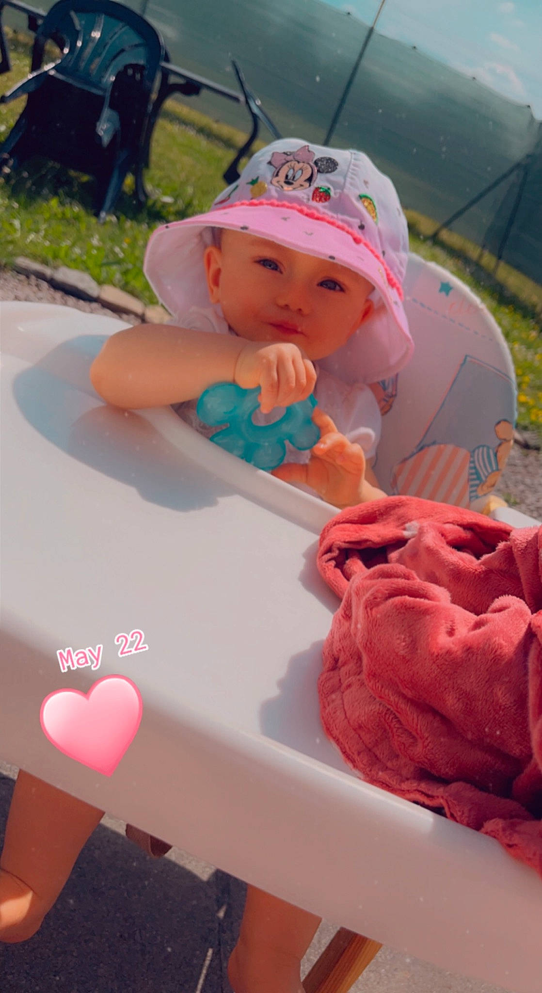 Valentina participe au concours pour gagner de l'argent avec cette photo : baby, baby_toddler_clothing, baseball_cap, cap, child, fun, goggles, grass, happy, headwear, leisure, light, magenta, person, personal_protective_equipment, pink, play, recreation, red, textile