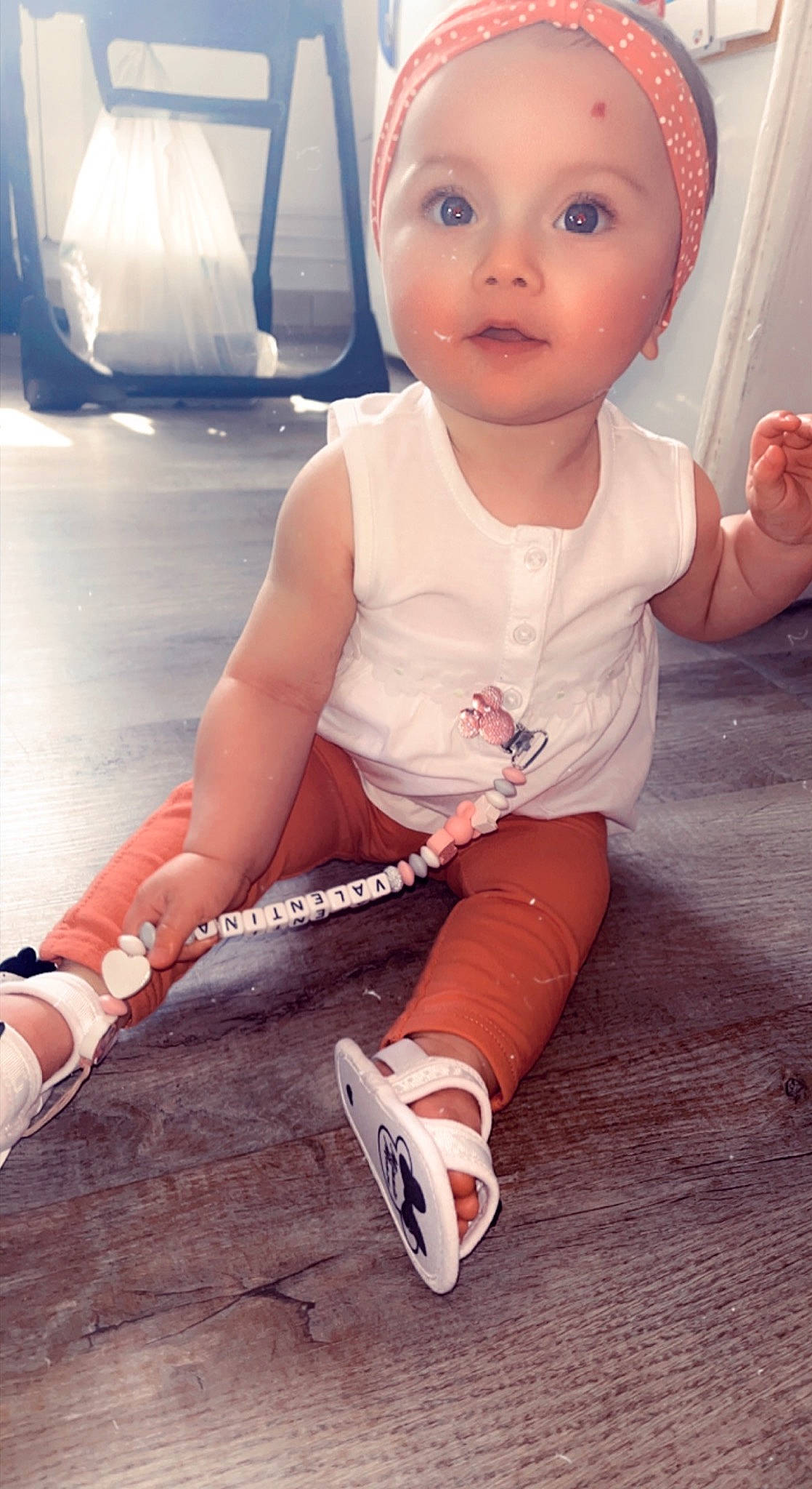 Valentina a rejoint le concours — aidez-le/la à gagner de superbes lots ! baby, baby_toddler_clothing, beauty, child, cool, elbow, face, finger, hairstyle, happy, human_body, joint, knee, leg, person, pink, skin, sleeve, thigh, toddler