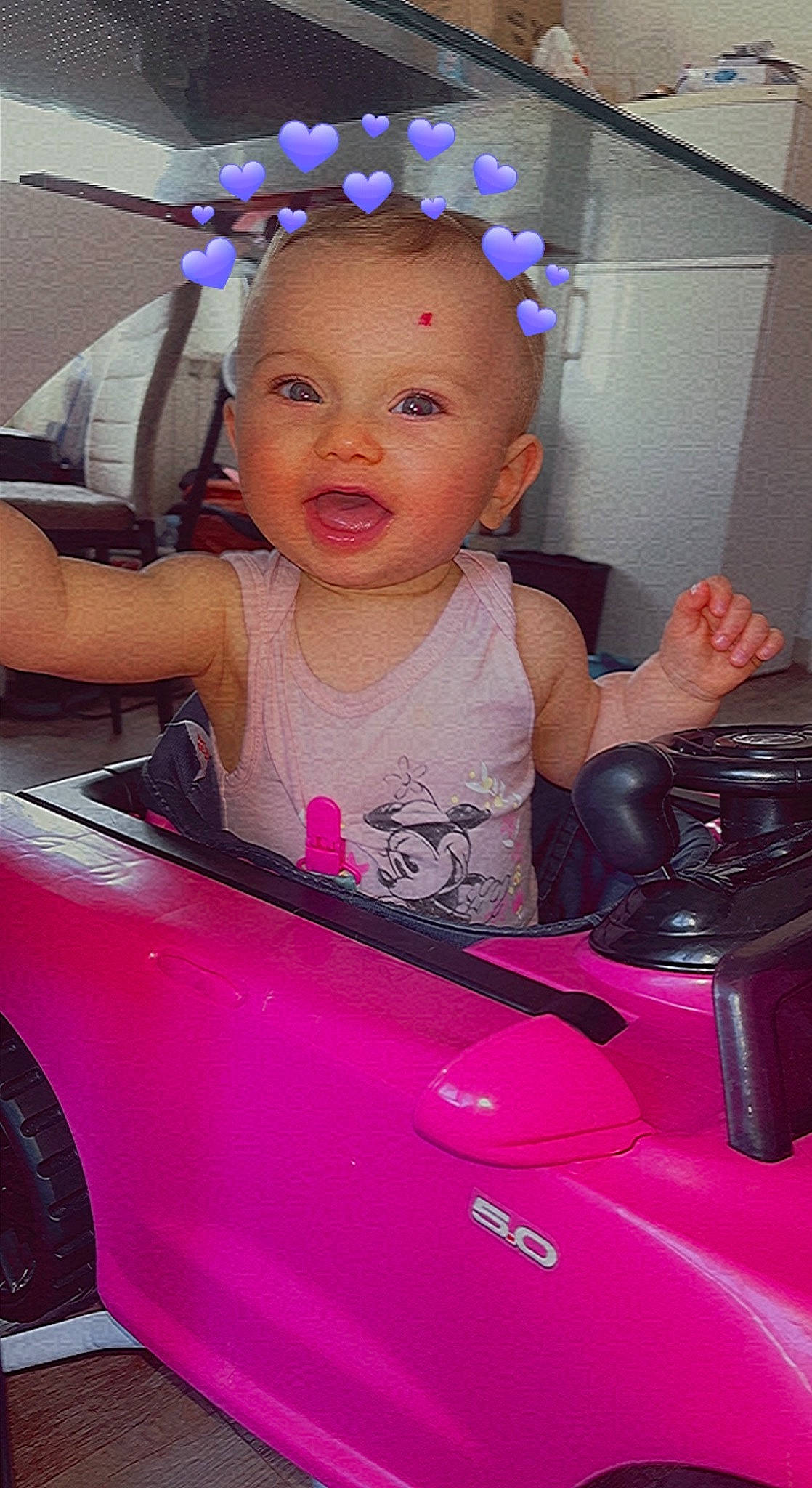 Valentina participe au concours pour gagner de l'argent avec cette photo : automotive_design, automotive_exterior, automotive_lighting, automotive_tire, blue, car, eye, face, hairstyle, happy, hood, light, motor_vehicle, person, pink, product, skin, tire, vehicle, vehicle_door