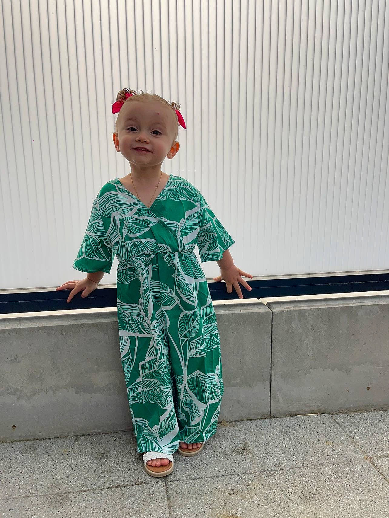 Valentina a rejoint le concours — aidez-le/la à gagner de superbes lots ! baby_toddler_clothing, cap, child, fashion_design, flooring, fun, happy, human_leg, joy, pattern, person, play, room, sitting, sleeve, t_shirt, toddler, vacation, waist