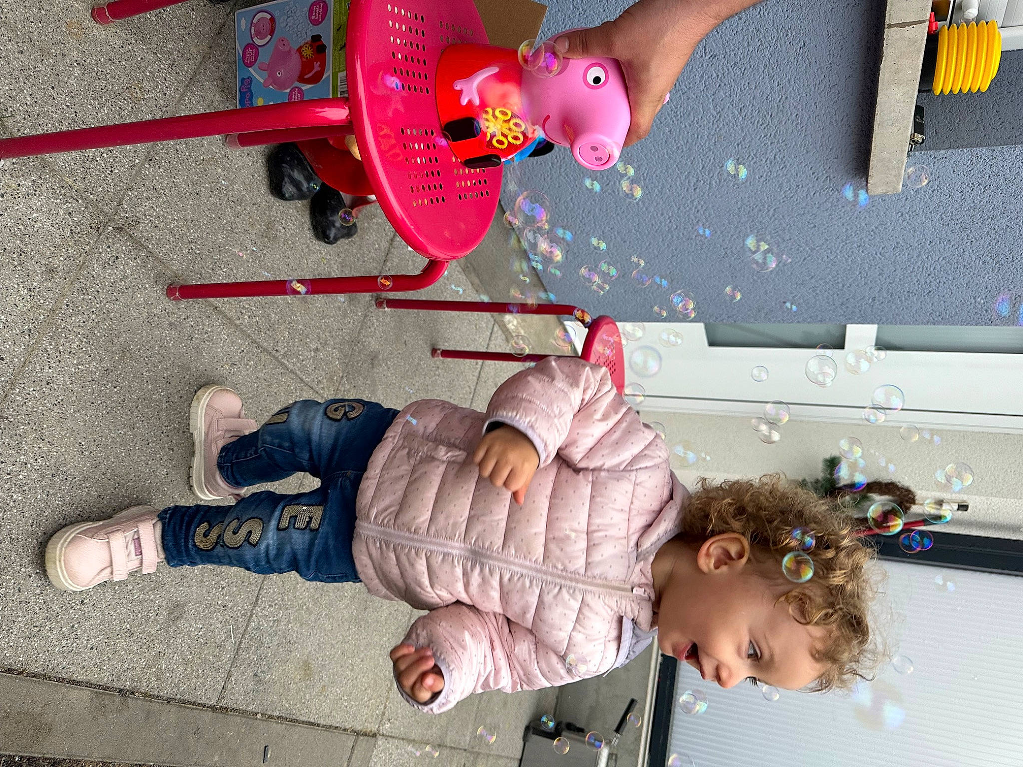 Valentina a rejoint le concours — aidez-le/la à gagner de superbes lots ! baby, baby_toddler_clothing, carmine, child, fun, gesture, hand, happy, human_leg, organ, person, photograph, red, snapshot, thigh, toddler, toy, tree, wheel, white