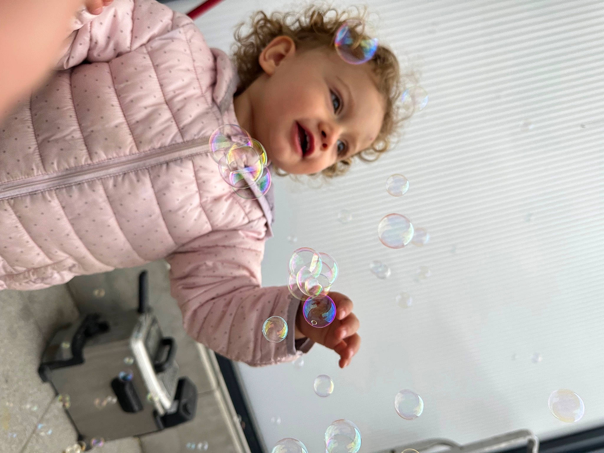 Valentina a rejoint le concours — aidez-le/la à gagner de superbes lots ! arm, automotive_exterior, automotive_lighting, automotive_window_part, baby, baby_products, baby_toddler_clothing, child, finger, fun, gesture, happy, person, play, skin, sleeve, standing, toddler, vehicle_door, windshield