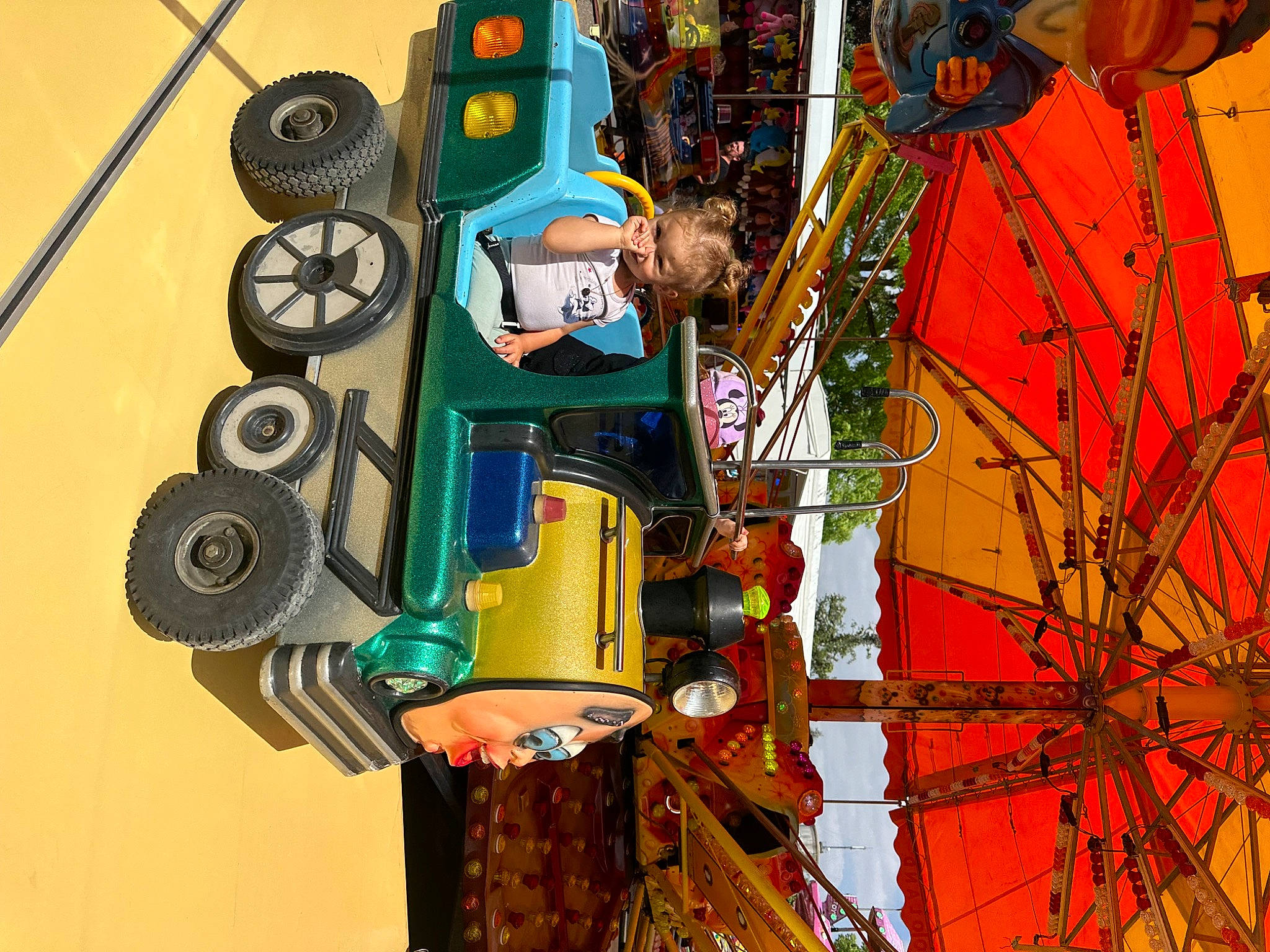 Valentina a rejoint le concours — aidez-le/la à gagner de superbes lots ! amusement_park, amusement_ride, art, auto_part, automotive_wheel_system, event, ferris_wheel, fun, machine, motor_vehicle, nonbuilding_structure, person, playground, pole, public_utility, recreation, signaling_device, sky, tree, vehicle