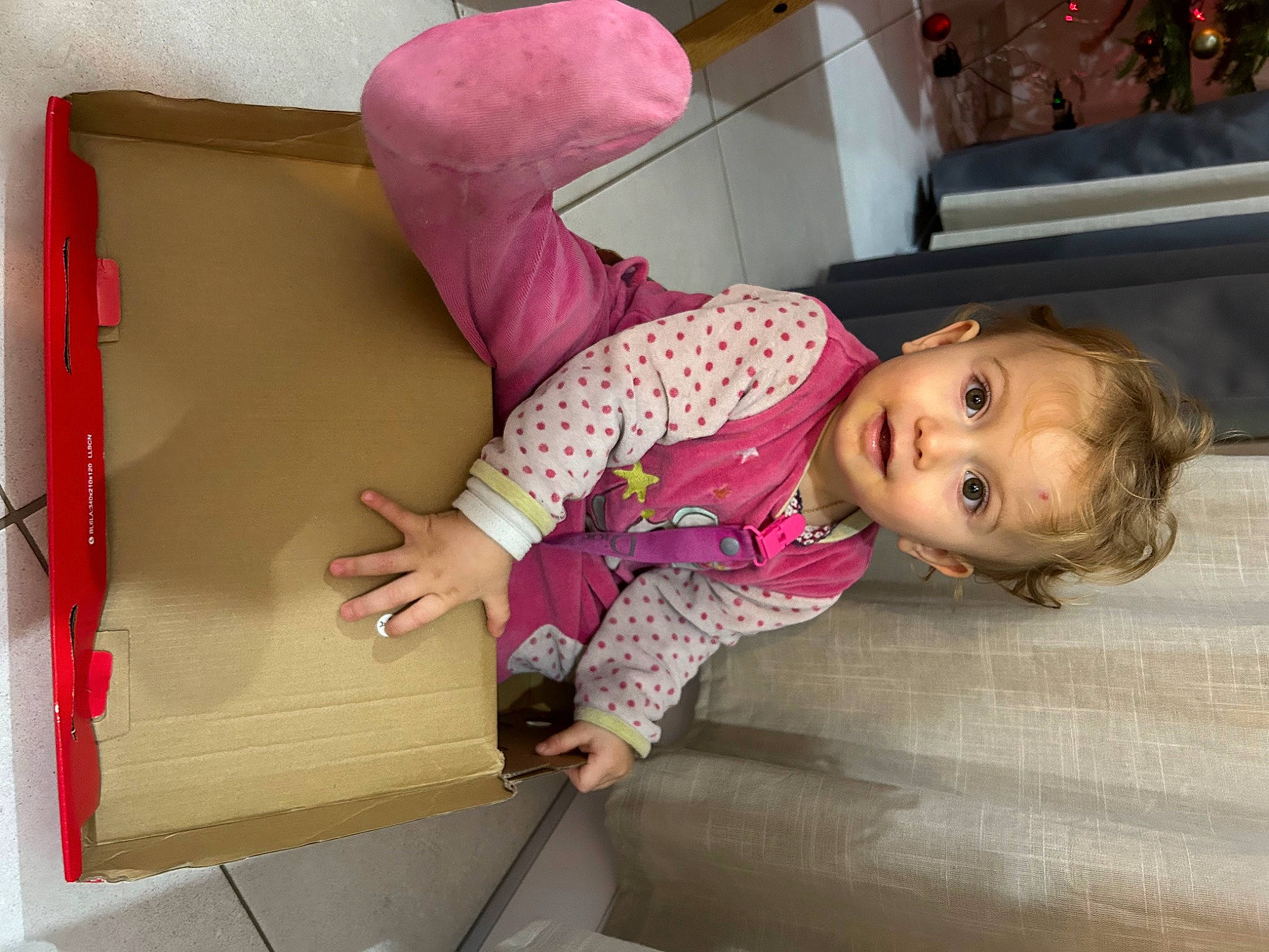 Valentina a rejoint le concours — aidez-le/la à gagner de superbes lots ! baby, baby_products, baby_toddler_clothing, child, comfort, flooring, fun, hardwood, magenta, person, pink, room, sitting, smile, sock, toddler, wood