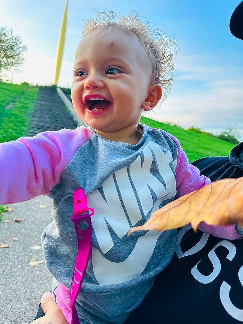 Valentina participe au concours pour gagner de l'argent avec cette photo : baby_toddler_clothing, cloud, cool, face, facial_expression, finger, gesture, grass, happy, leisure, lip, nose, person, pink, skin, sky, sleeve, smile, summer, toddler