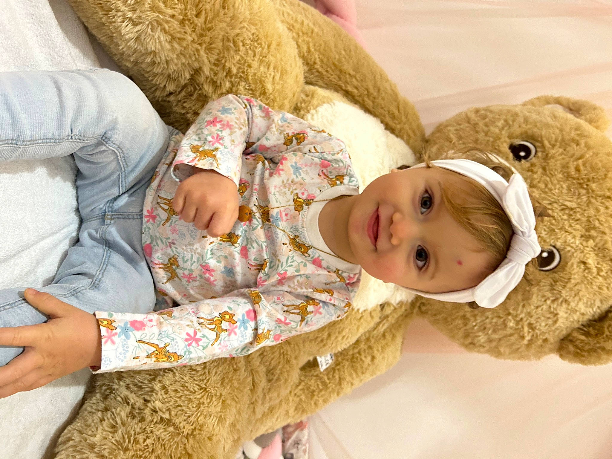Valentina a rejoint le concours — aidez-le/la à gagner de superbes lots ! baby, baby_sleeping, baby_toddler_clothing, child, comfort, couch, fur, happy, hat, joy, linens, mammal, outerwear, pattern, person, room, sitting, skin, sleep, sleeve