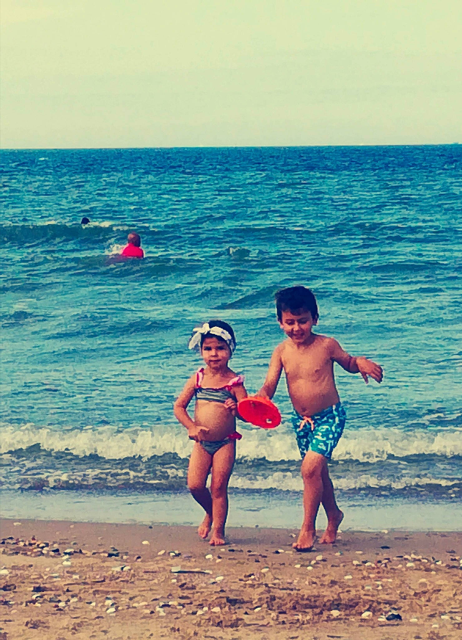 Mylla a rejoint le concours — aidez-le/la à gagner de superbes lots ! azure, beach, coastal_and_oceanic_landforms, fun, gesture, happy, horizon, human, joy, leg, leisure, morning, people, people_in_nature, people_on_beach, person, shorts, sky, swimwear, travel