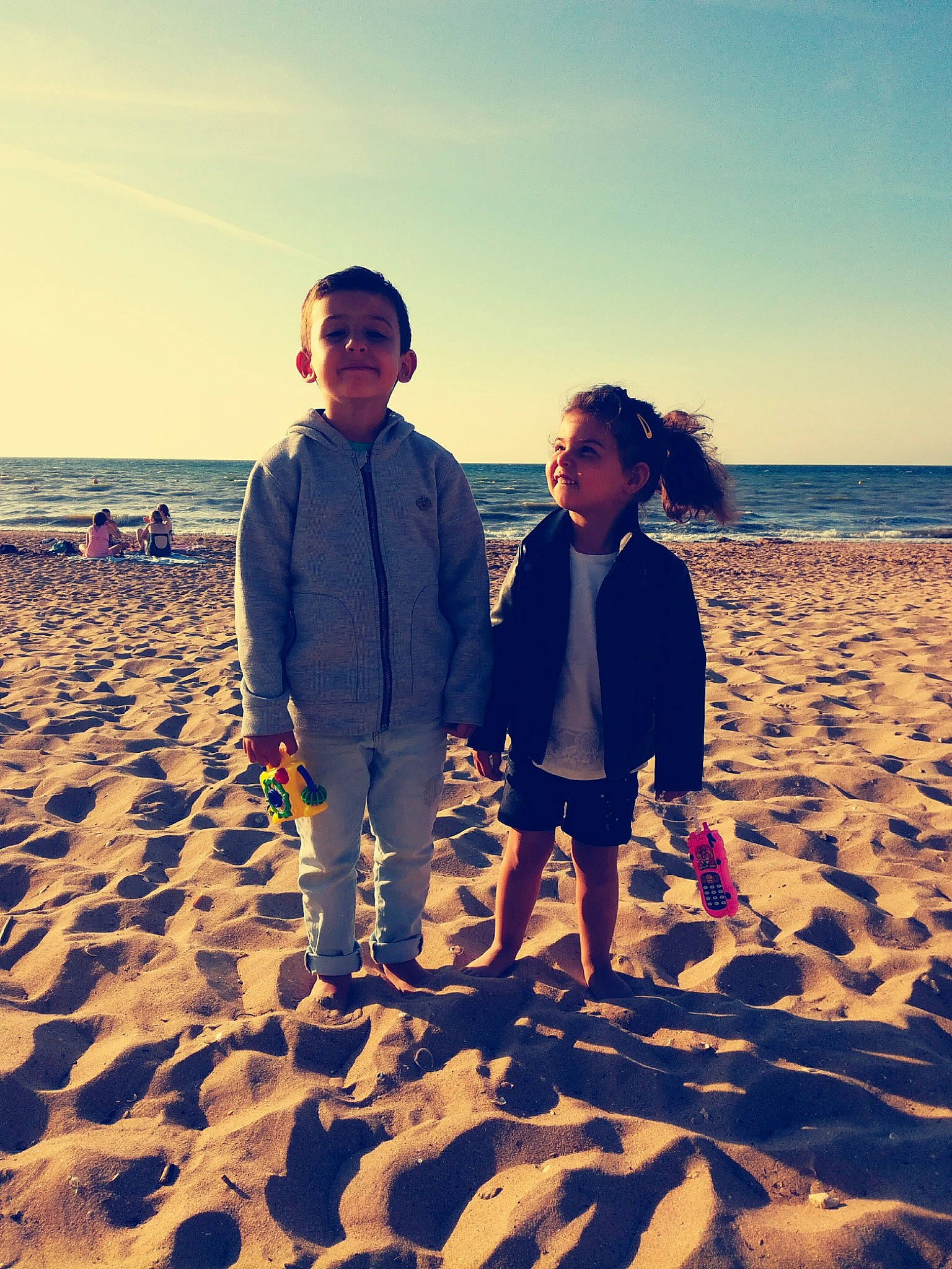 Mylla a rejoint le concours — aidez-le/la à gagner de superbes lots ! azure, beach, beauty, cloud, dusk, electric_blue, flash_photography, fun, gesture, happy, horizon, joy, landscape, people_in_nature, people_on_beach, person, sand, sky, standing, sunlight