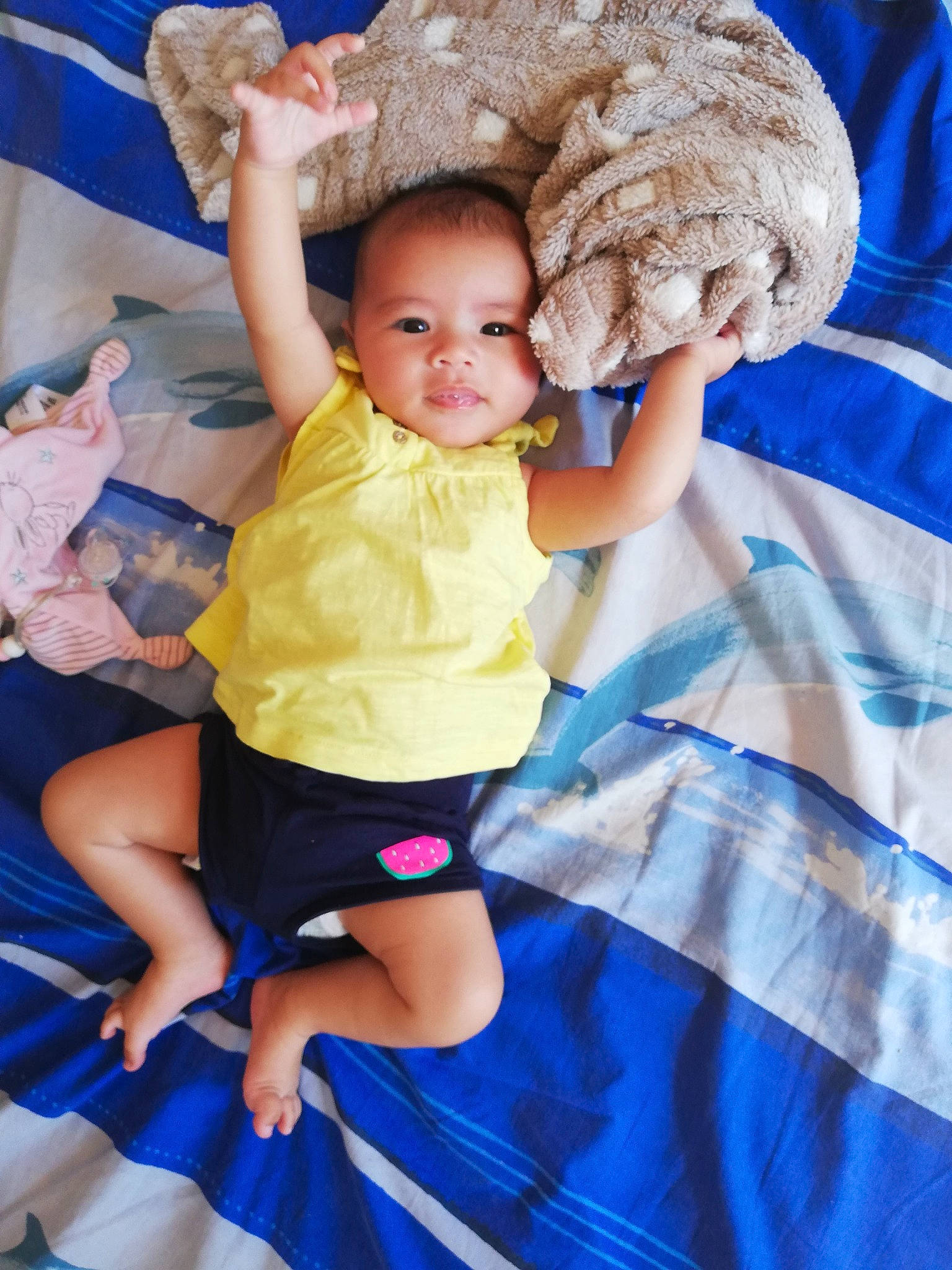 Hanihei a rejoint le concours — aidez-le/la à gagner de superbes lots ! baby, blue, child, fun, happy, leg, leisure, person, play, recreation, sibling, smile, textile, toddler, tree, vacation, world